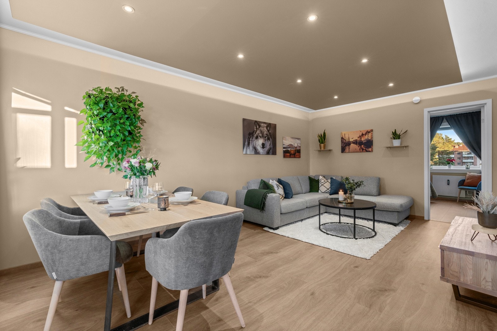 Boligen har varmefolie i gang, det minste soverommet, stuen og kjøkkenet lagt samtidig med nytt gulv i 2021. I tillegg ble det lang gulvisolasjon med støydemping. Galleribilde