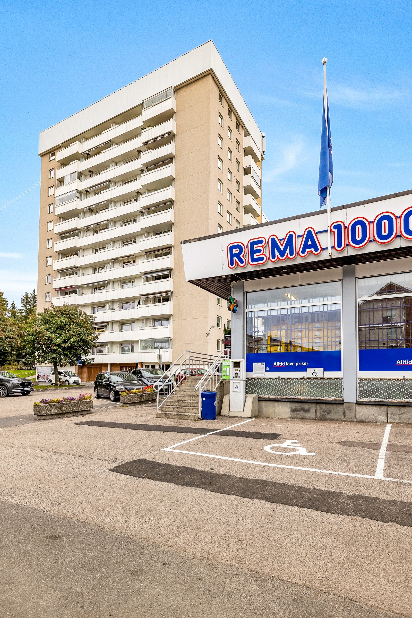 Dagligvarehandelen kan gjøres ved bl.a. Rema 1000 som ligger ca. 2 min i gangavstand fra boligen. Ellers er også Coop Prix i gangavstand fra boligen. Galleribilde