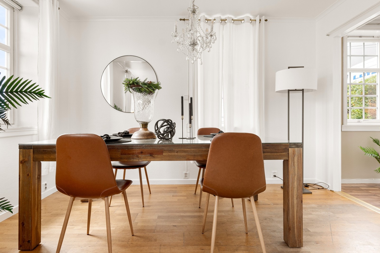 I spisestuen er det rikelig med plass til å innrede med ønsket spisegruppe. Galleribilde