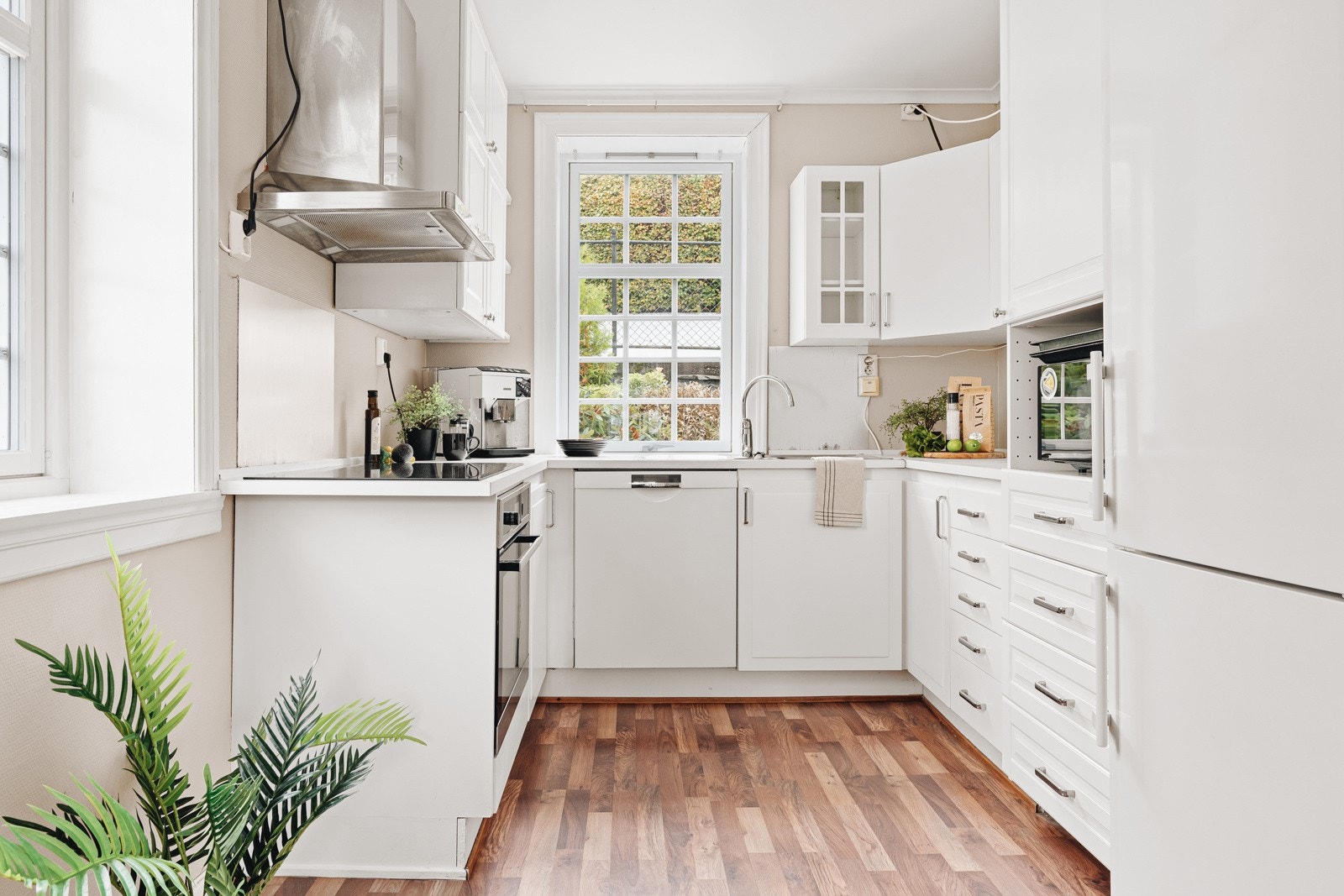 Kjøkkenet i andre etasje måler 7,9 kvadratmeter og har laminat på gulv. Galleribilde