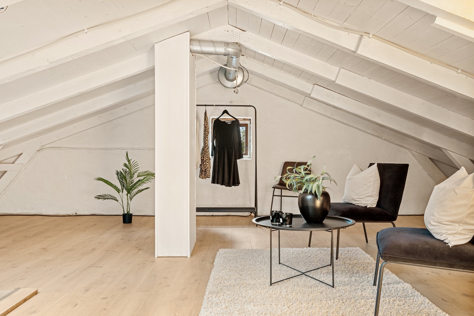 Vi beveger oss videre ut i trappeoppgangen og opp til boligens loftetasje. Loftetasjen har et innredet loftsrom som måler 12,7 kvadratmeter og et innredet loftsrom som ikke er målbart areal. Galleribilde