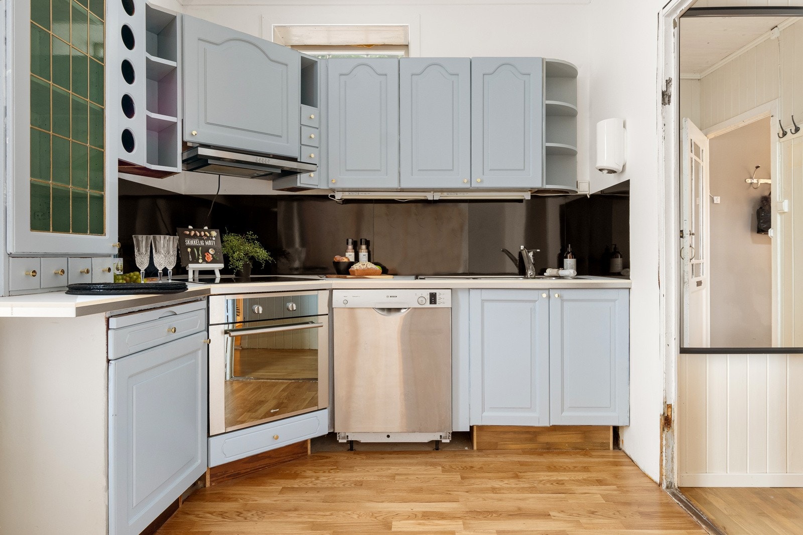 Kjøkkenet måler 8 kvm og har laminat på gulv, malte flater på vegger og i himling. Galleribilde