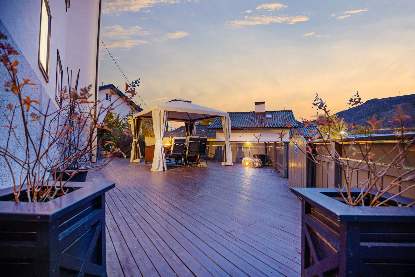 Terrassen er av god størrelse og måler 45 kvadratmeter. Det gjøres oppmerksom på terrassen ikke er omsøkt og er dermed ikke godkjent av Bergen kommune. Galleribilde