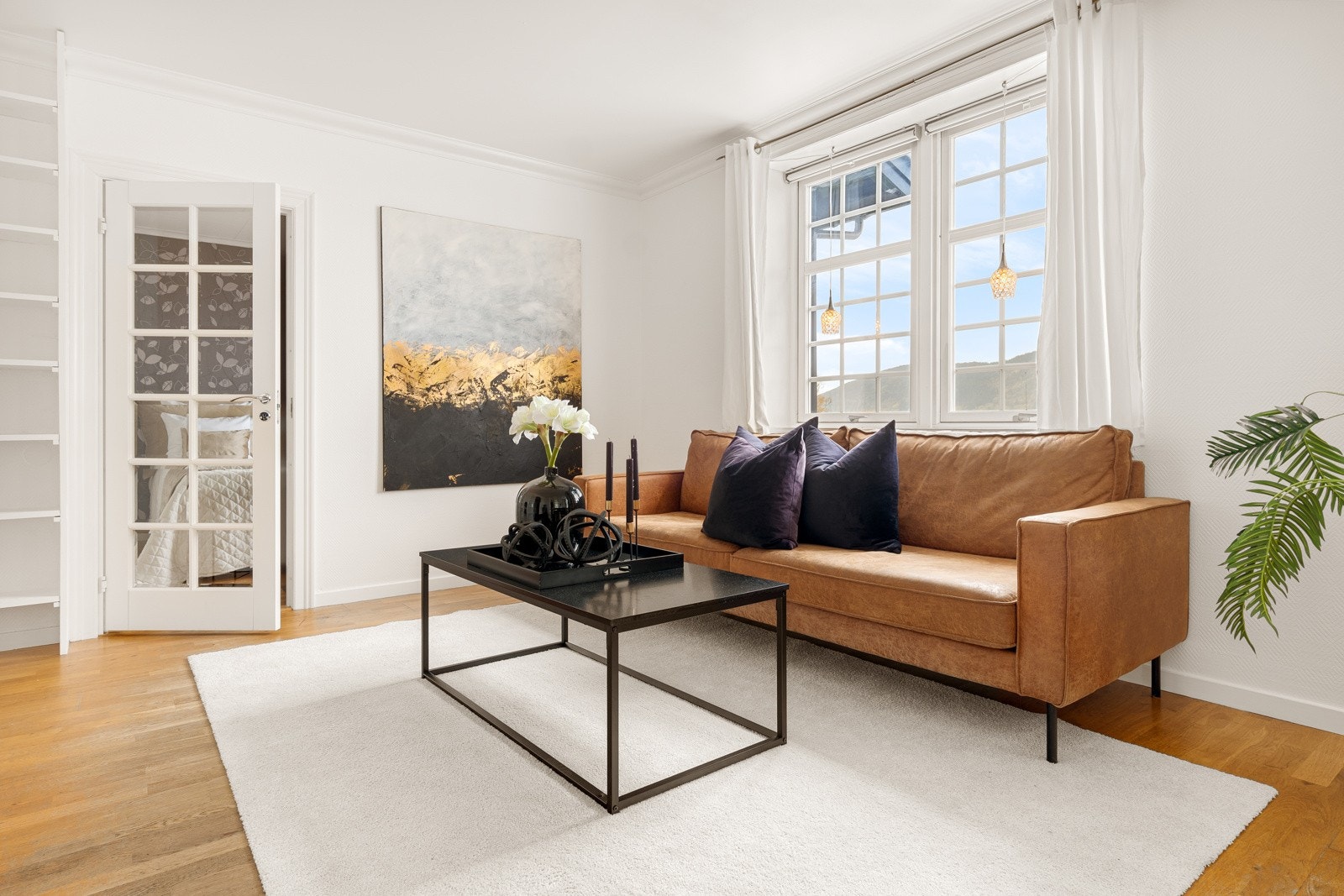 Fra stuen har du tilgang til andre etasjes første soverom. Galleribilde