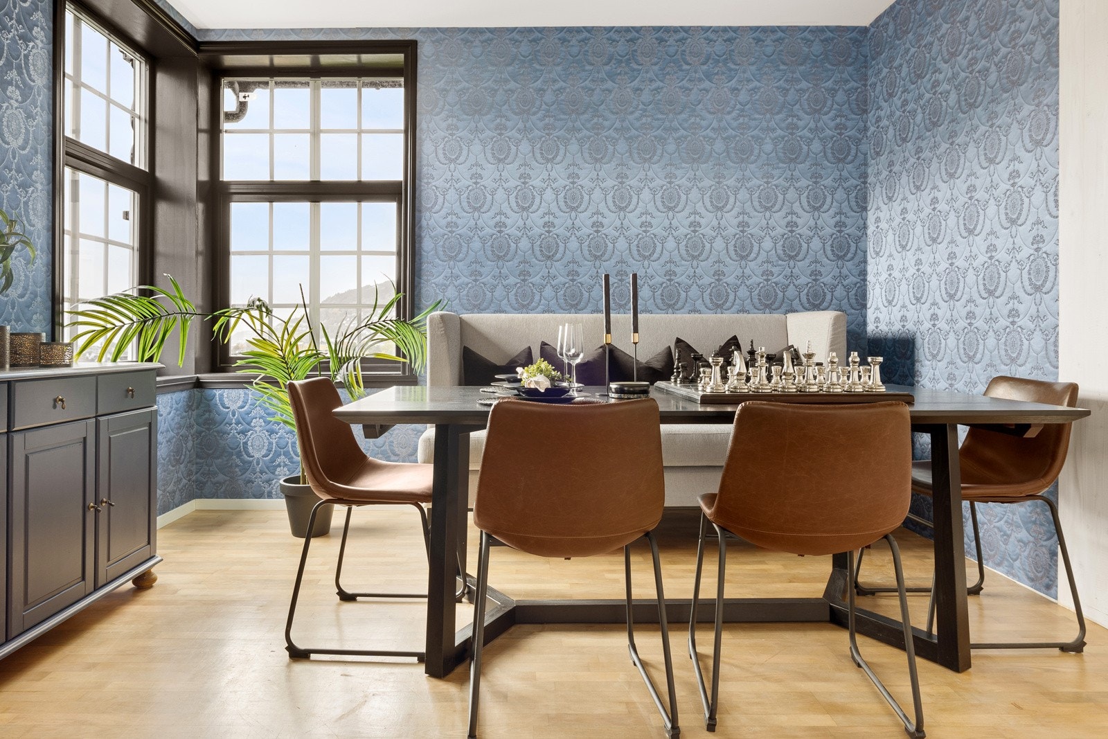 Fra gangen har du tilkomst til etasjens stue/spisestue som måler hele 29 kvadratmeter med parkett på gulv. Galleribilde