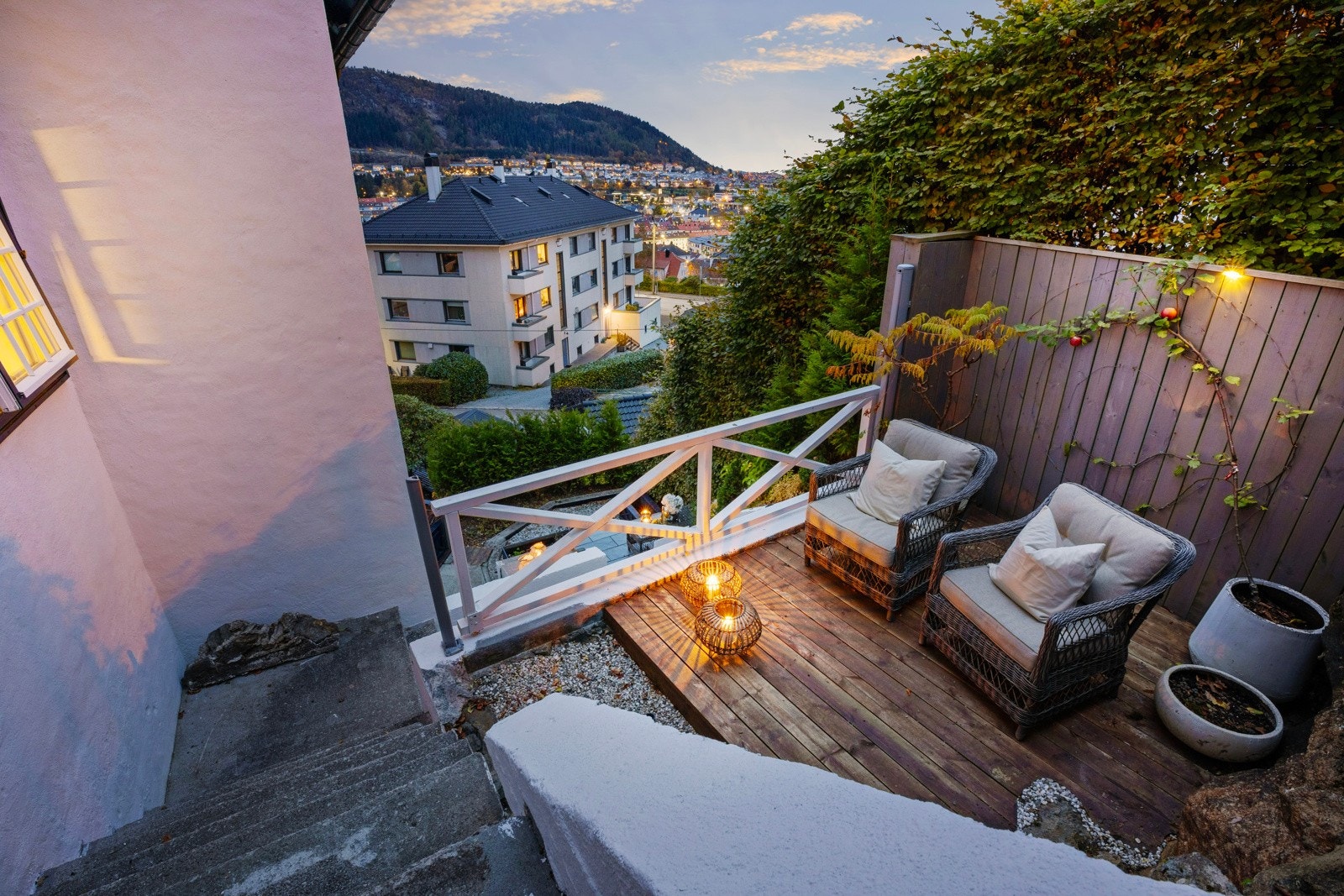 Det er også tilgang til flere uteplasser rundt huset, hvor du kan plassere ønsket utemøblement, sette deg ned og lese en god bok i rolige omgivelser. Galleribilde