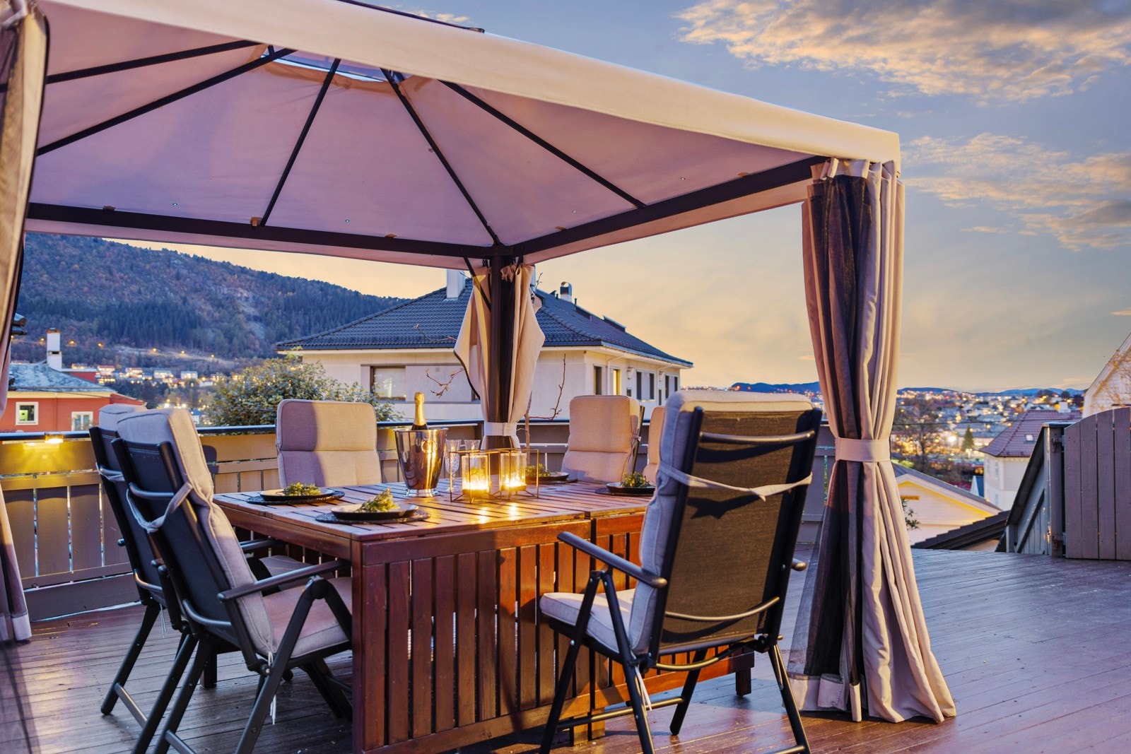 Nyt et godt måltid sammen med venner og familie i solrike omgivelser. Galleribilde