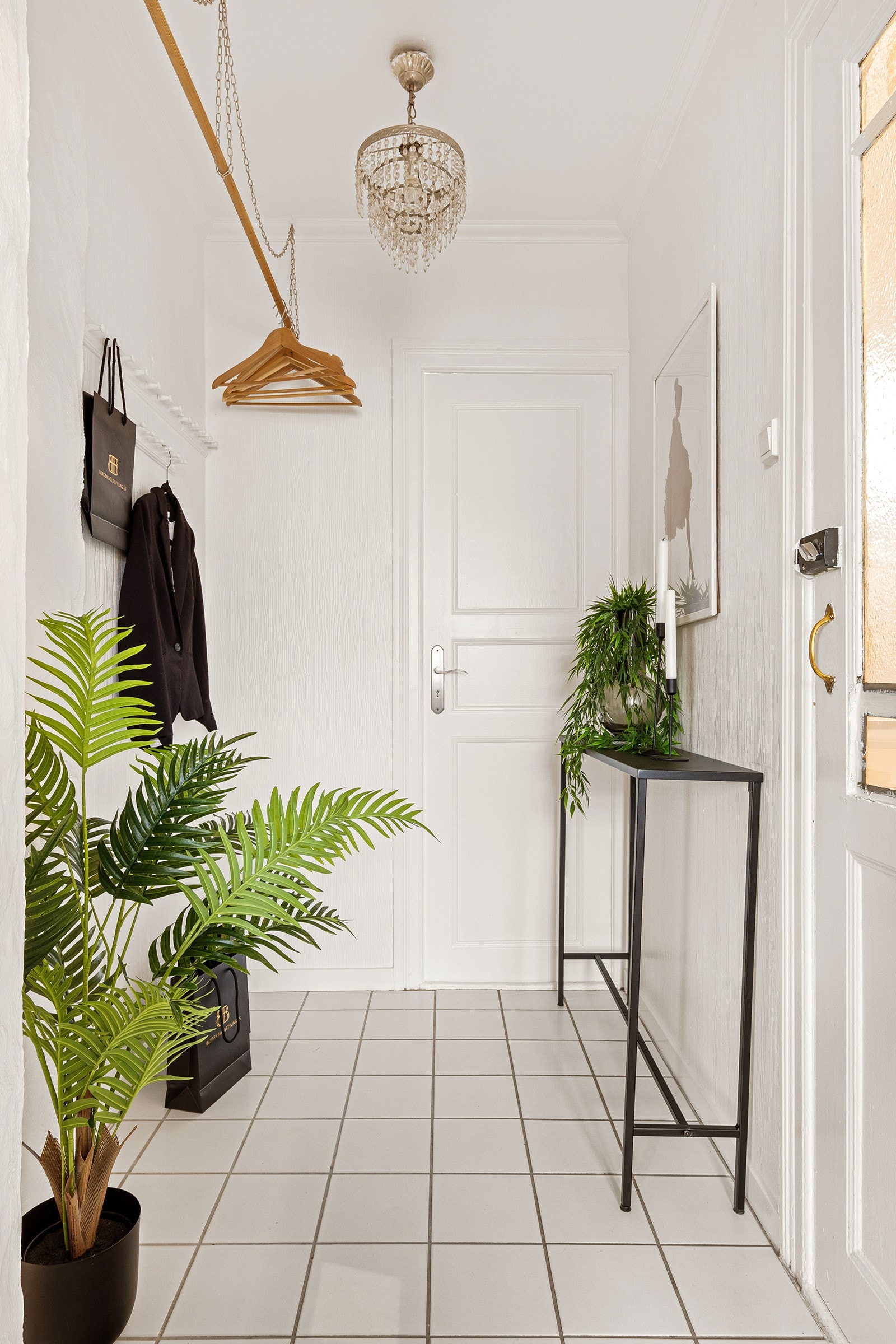 En lys entré ønsker deg velkommen inn til boligens andre etasje. Galleribilde