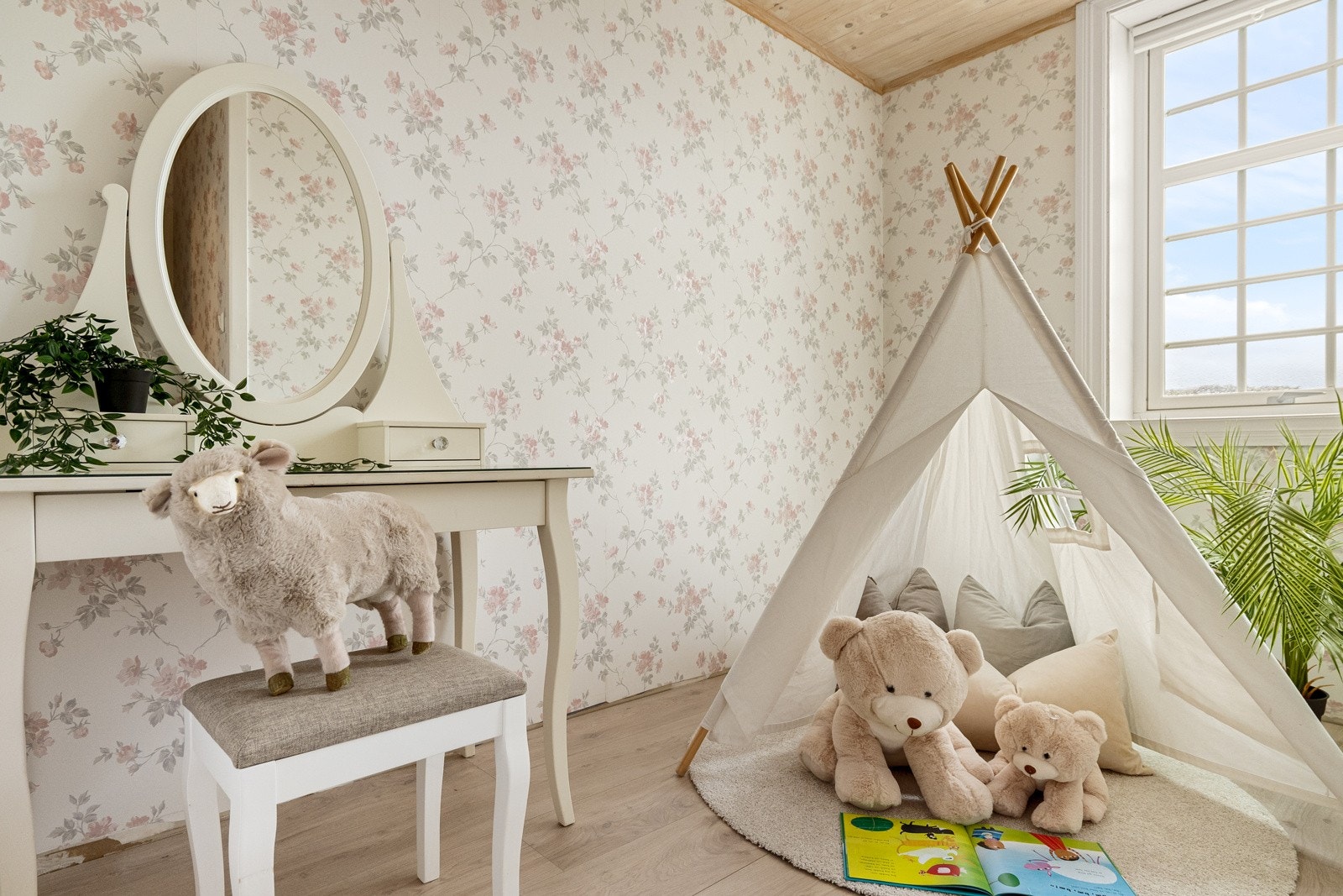 Soverom 2 måler 6,5 kvadratmeter, hvor du kan innrede med ønsket seng og nattbord. Galleribilde