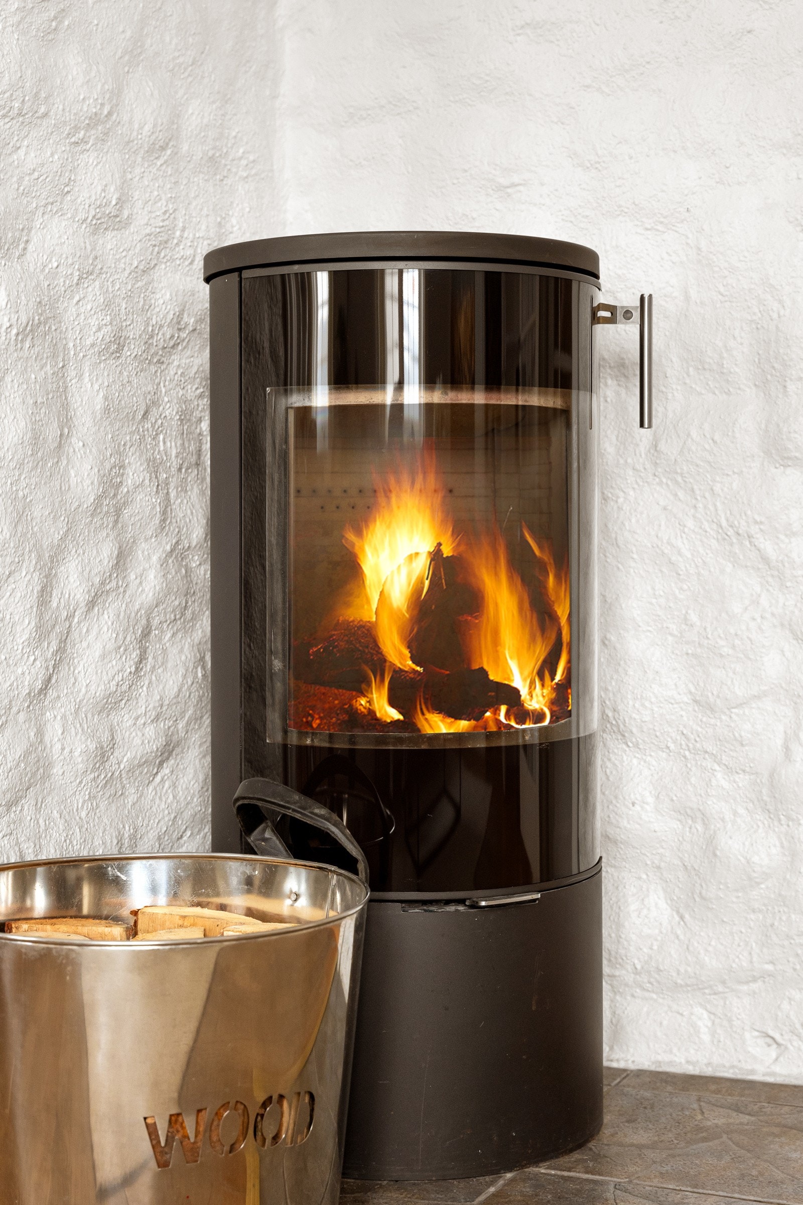 I stuen er det vedovn som varmer godt på kalde vintersdager. Galleribilde