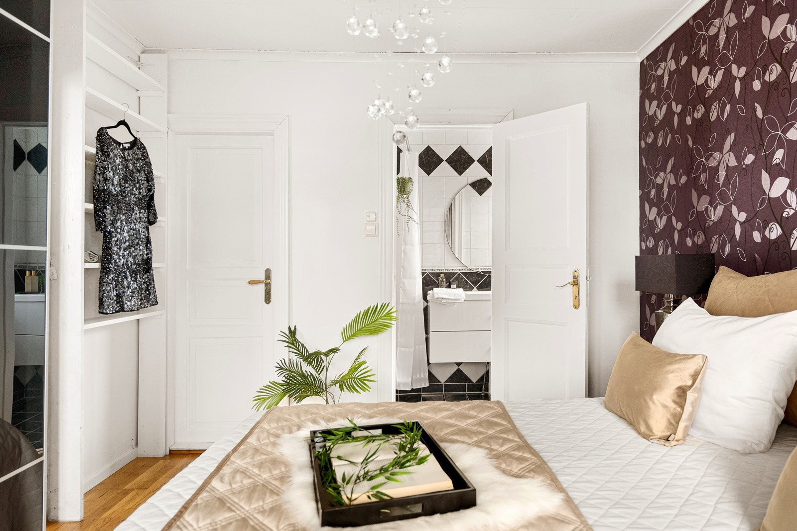 Fra soverom 1 har du tilgang til etasjens bad som måler 2,8 kvadratmeter. Galleribilde