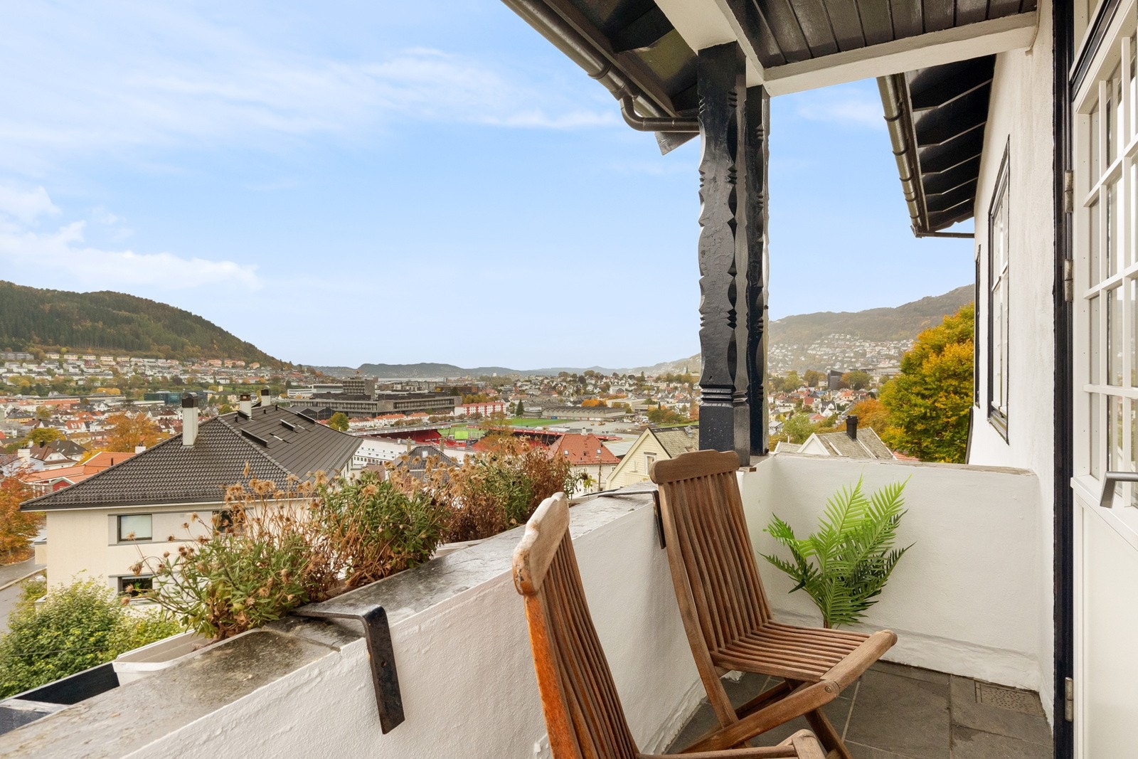 Fra soverom 1 har du utgang til din helt egne balkong med nydelig utsikt! Galleribilde