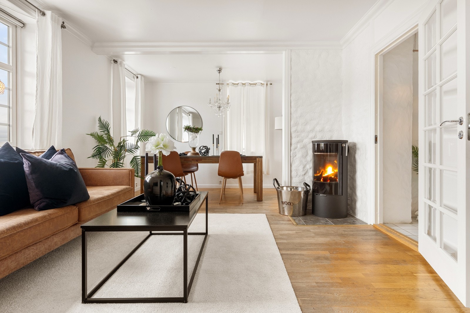 Store vindusflater slipper inn rikelig med lys. Galleribilde