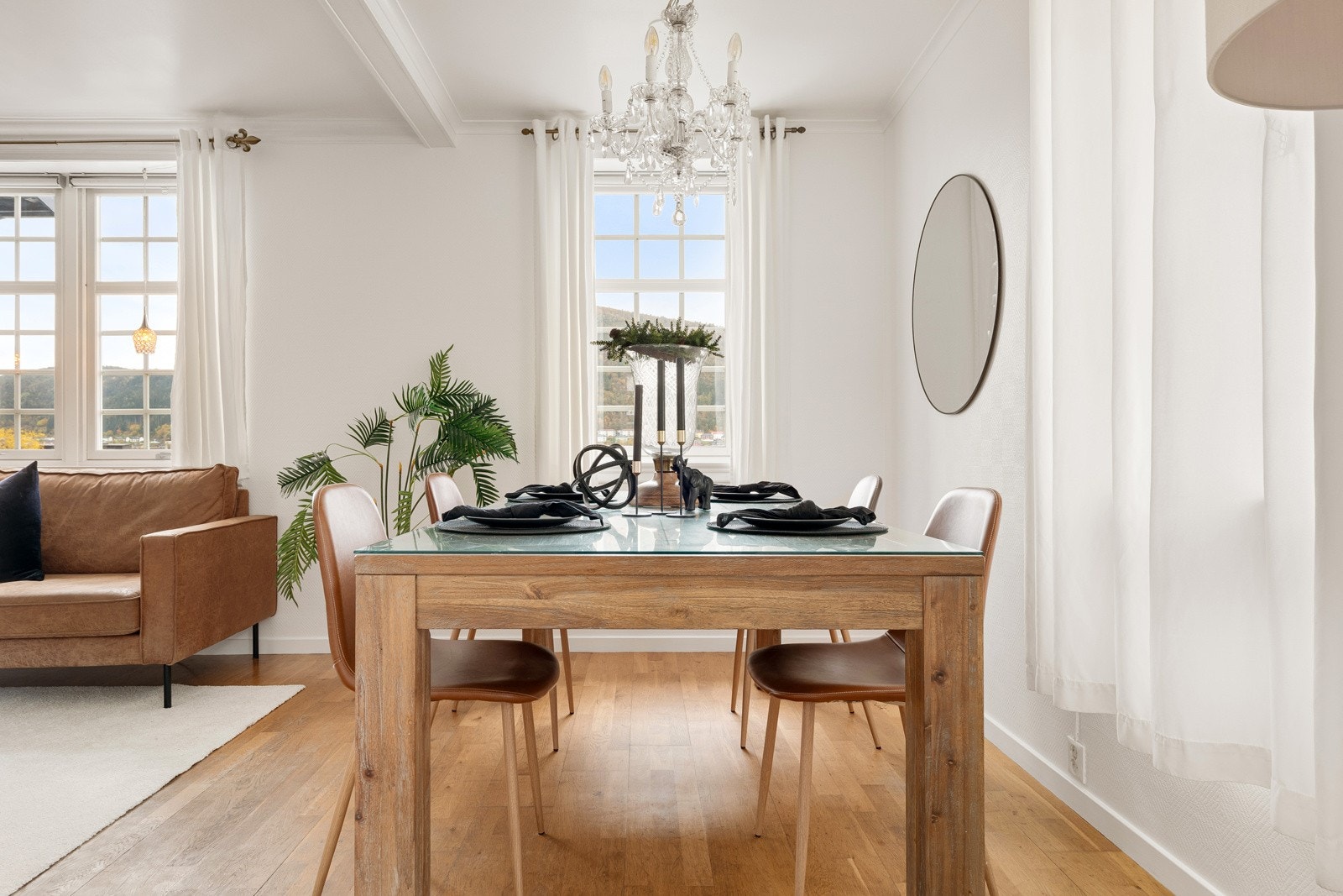 Store vindusflater og en meget god takhøyde skaper en god atmosfære i rommet. Galleribilde