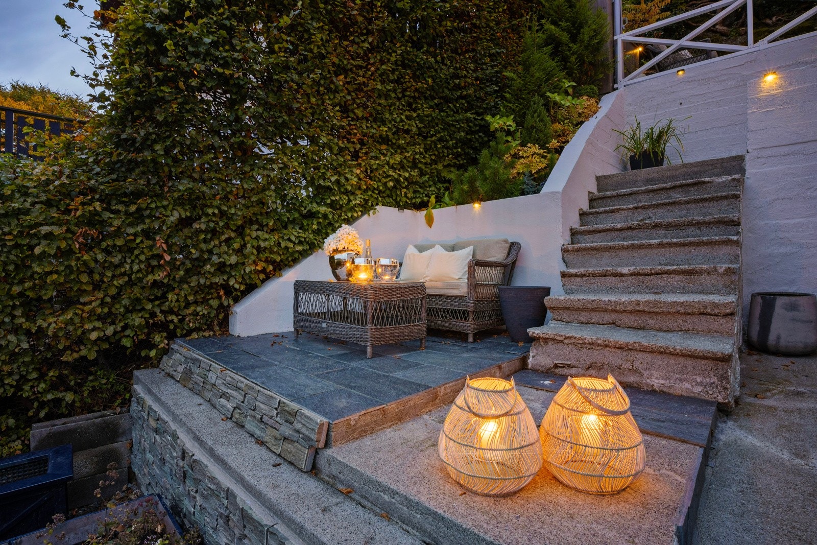 Det er også tilgang til flere uteplasser rundt huset, hvor du kan plassere ønsket utemøblement, sette deg ned og lese en god bok i rolige omgivelser. Galleribilde