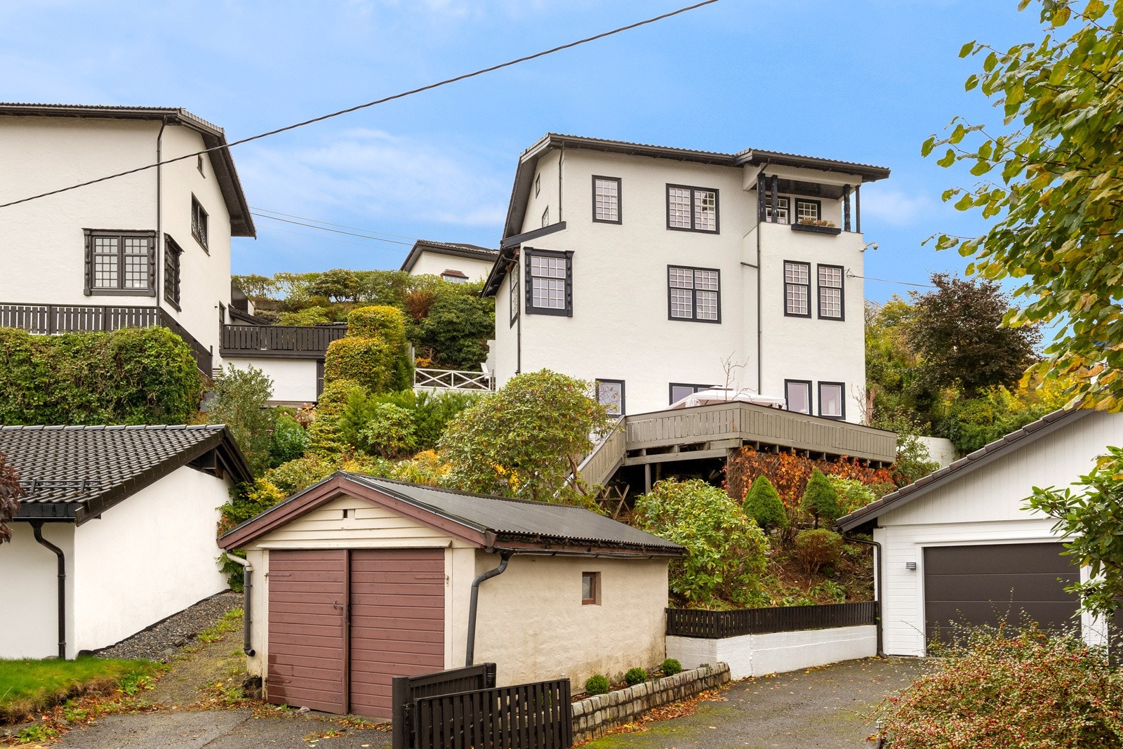 Villaen setter sitt preg i Konvallveien med sin praktfulle fasade. Galleribilde