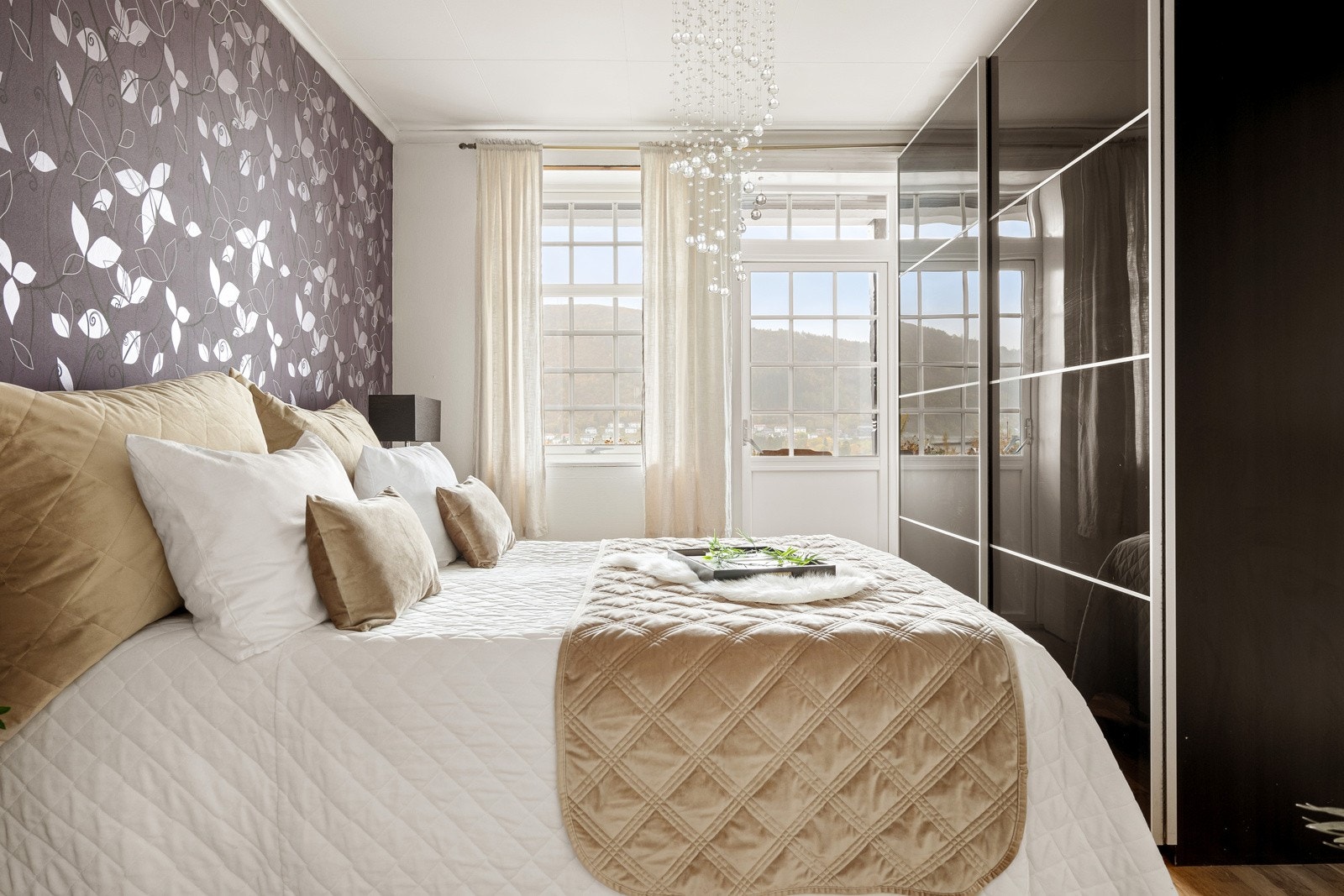 Soverom 1 måler 11,6 kvadratmeter, hvor du har god plass til å innrede med seng, nattbord og garderobeskap. Galleribilde