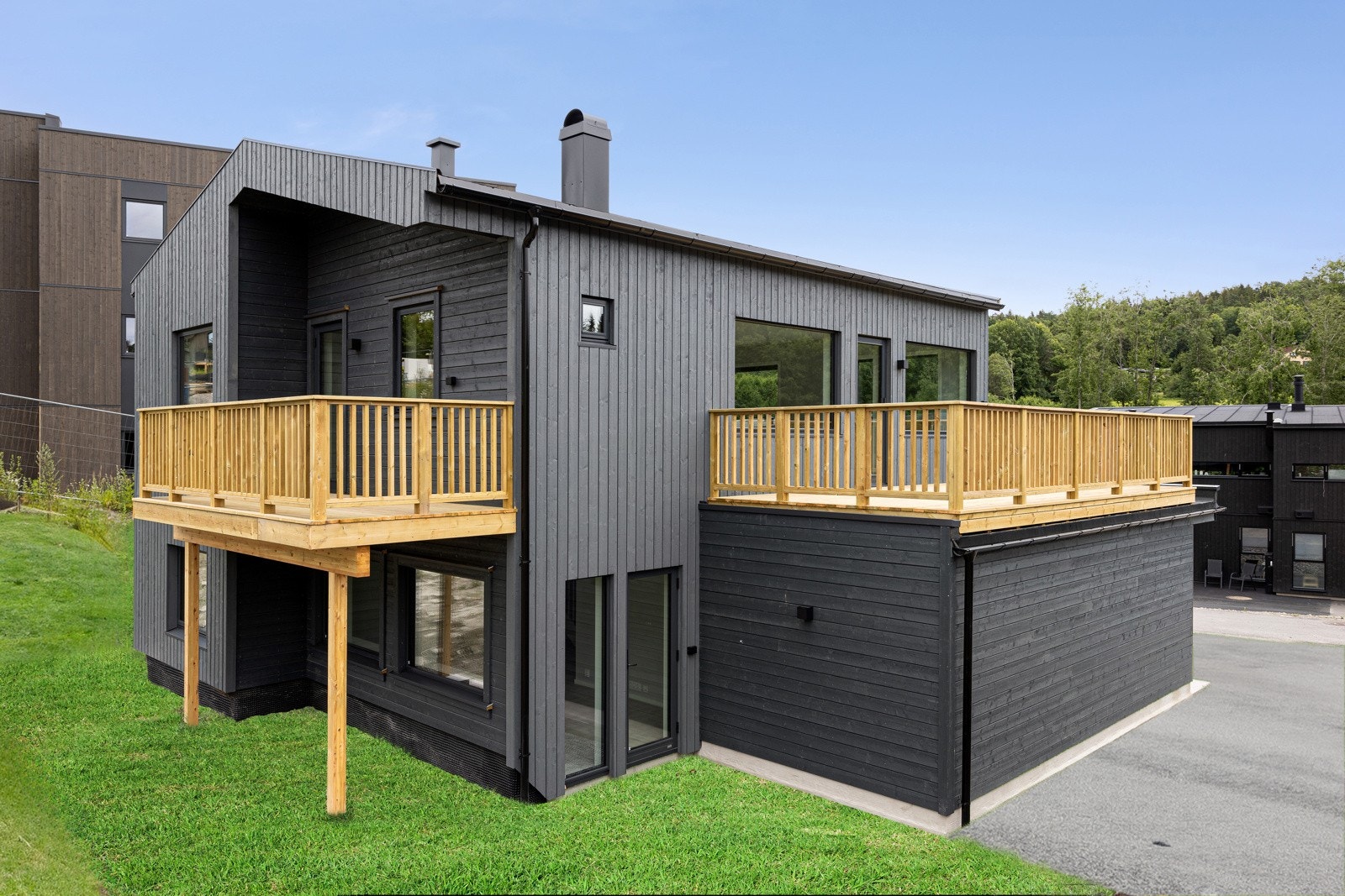 Nyoppført enebolig over 2 plan. Gode uteplasser. Bildene er digitalt stylet. Galleribilde