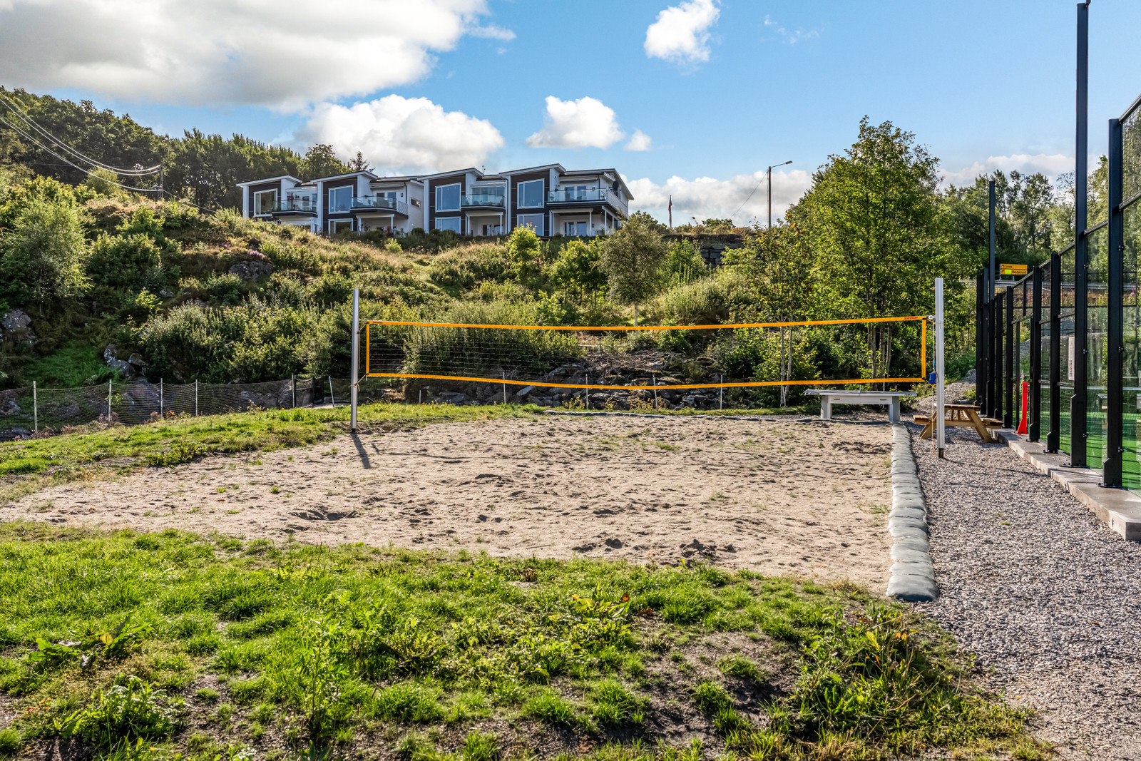 Sandvolleyball bane Buavåg. Bilde 2024