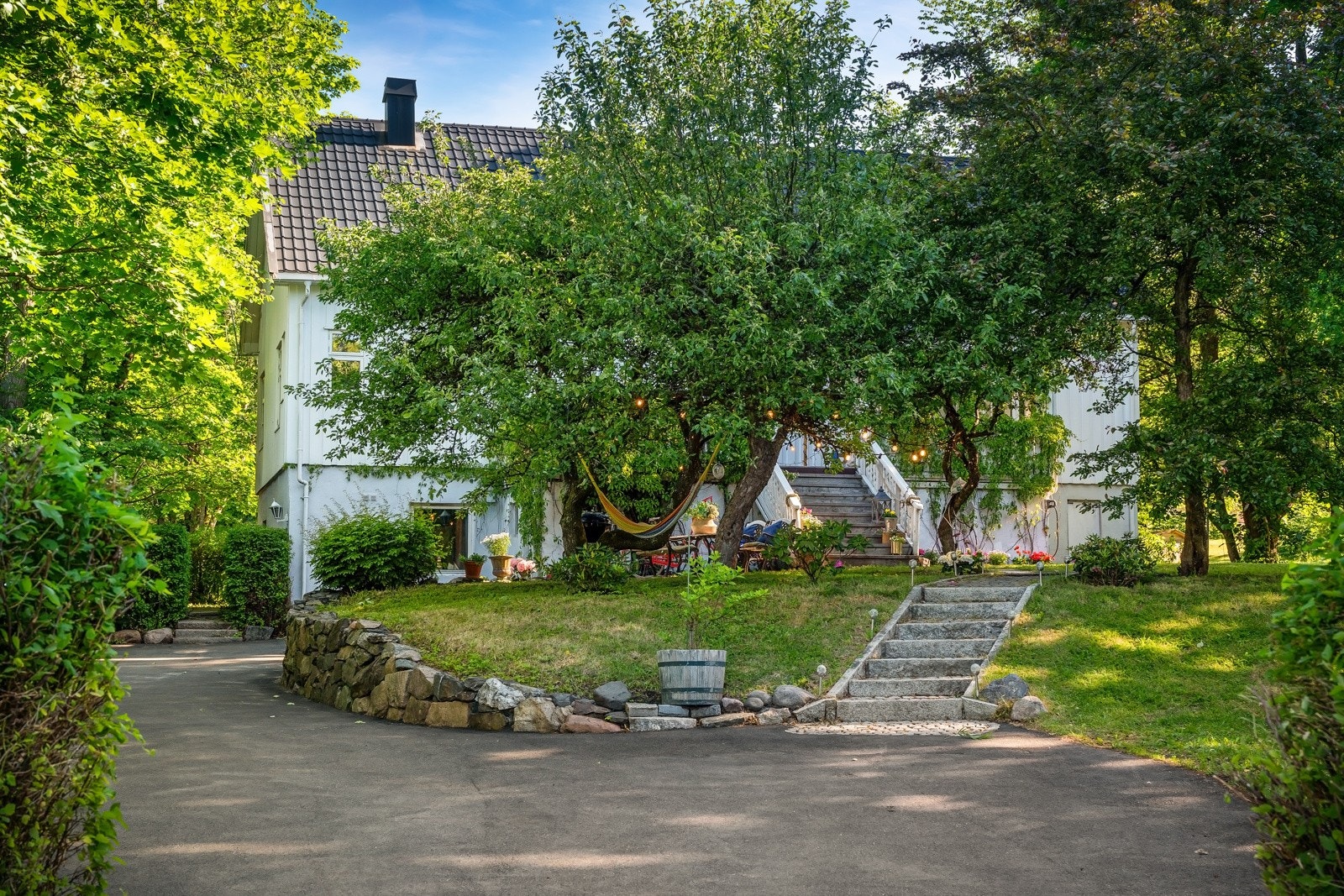Gårdsplassen rammes inn med støttemurer i naturstein. Galleribilde