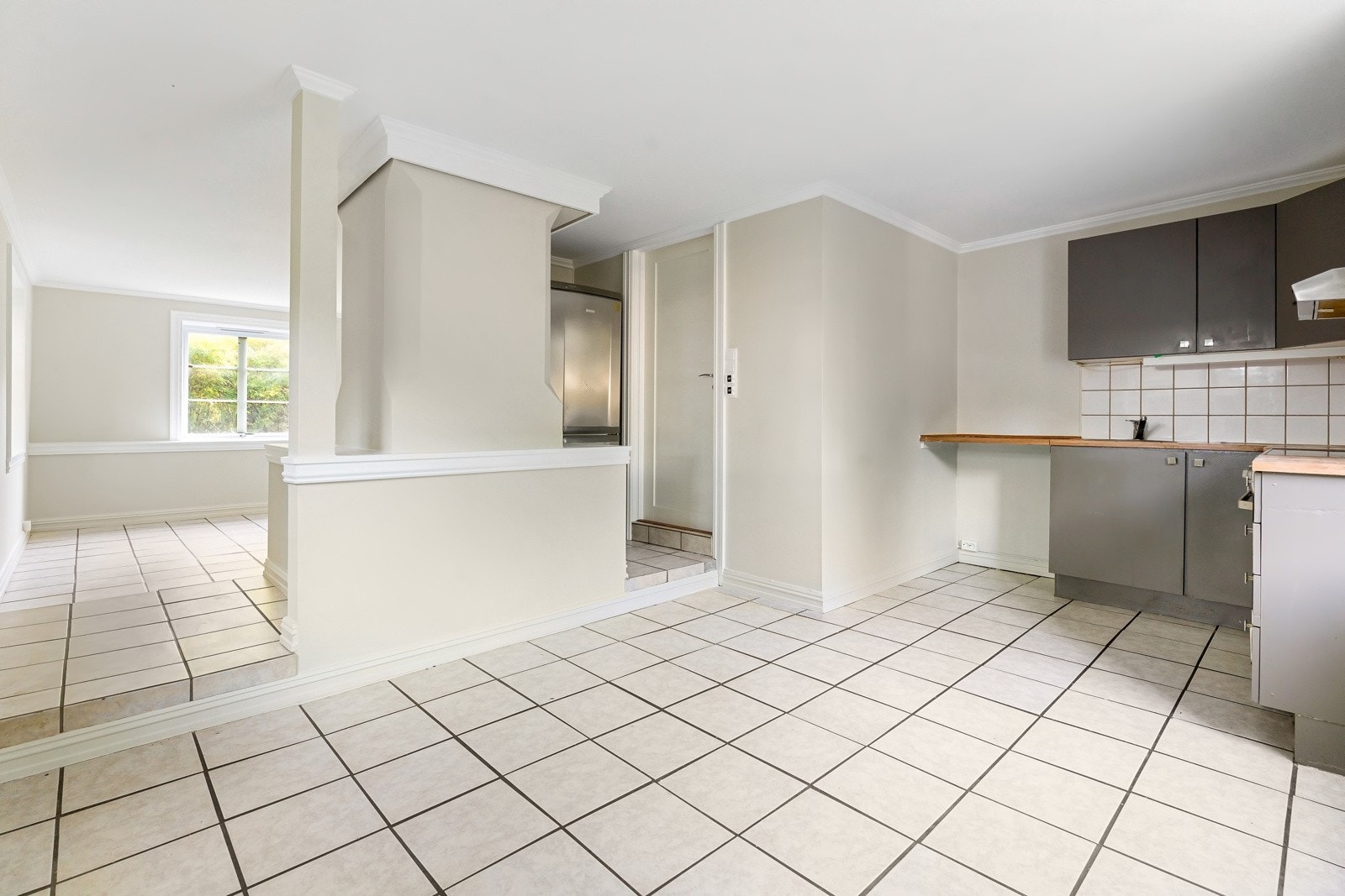 Romslig kjøkken med stort gulvareal og god plass til spisegruppe, nyere malte overflater i moderne farger Galleribilde