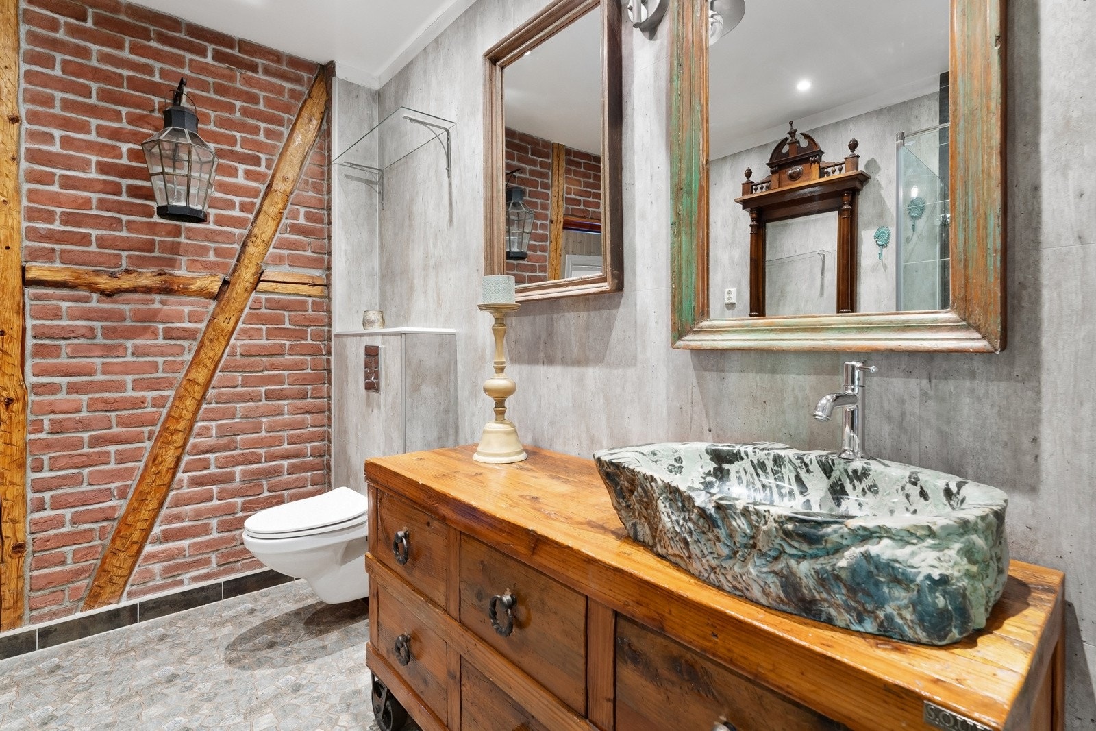 Baderomsinnredningen er original og stilfull, og består av en toppmontert servant i stein Galleribilde