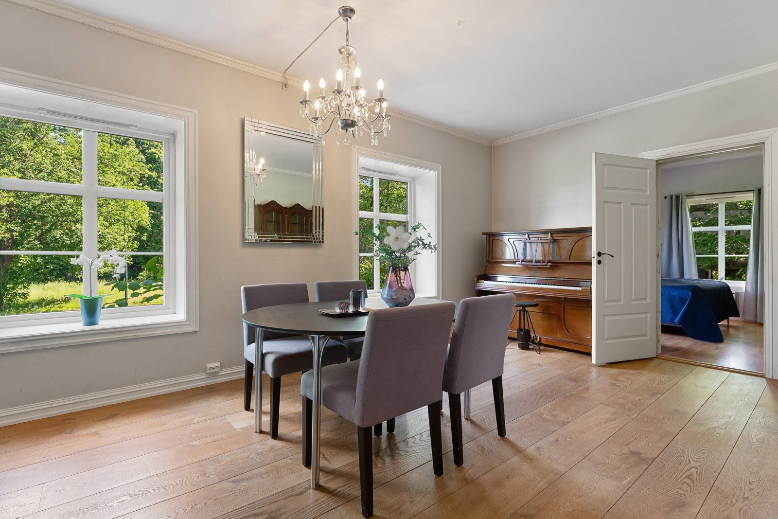 Her strømmer dagslyset inn via store, klassiske sprossevinduer Galleribilde