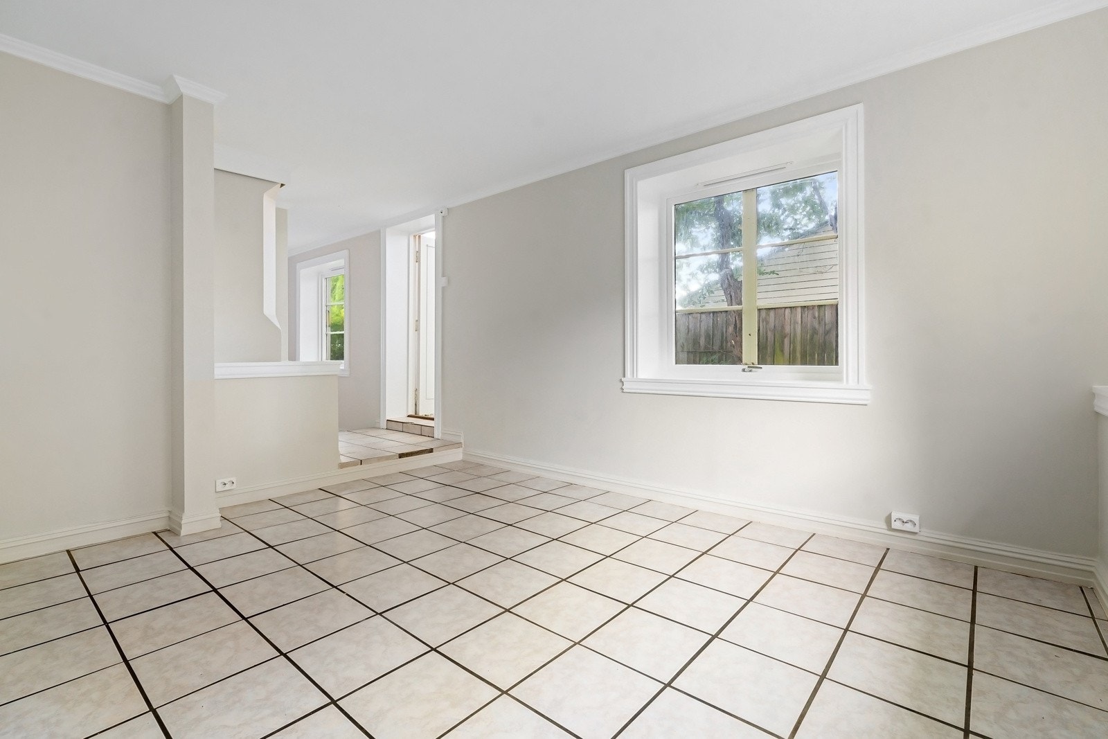 Stuen har naturlig lysinnslipp fra flere sider og er nylig malt i en lys fargetone Galleribilde