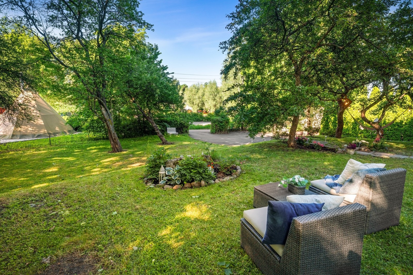 Eiendommen ligger i en sydvendt helling og har gode solforhold hele dagen Galleribilde