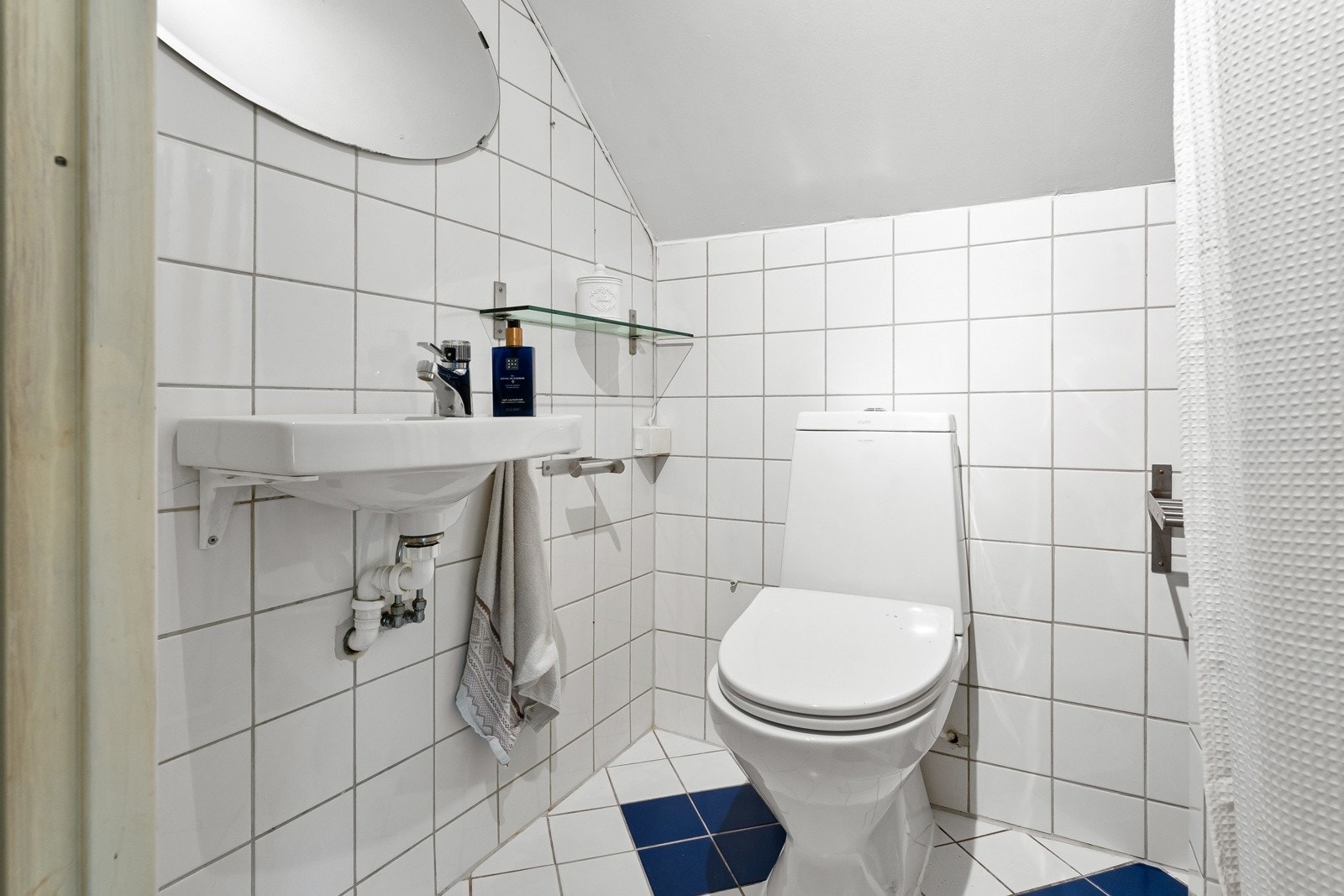 Badet i andre etasje er helfliset, samt utstyrt med elektrisk varme i gulvet Galleribilde