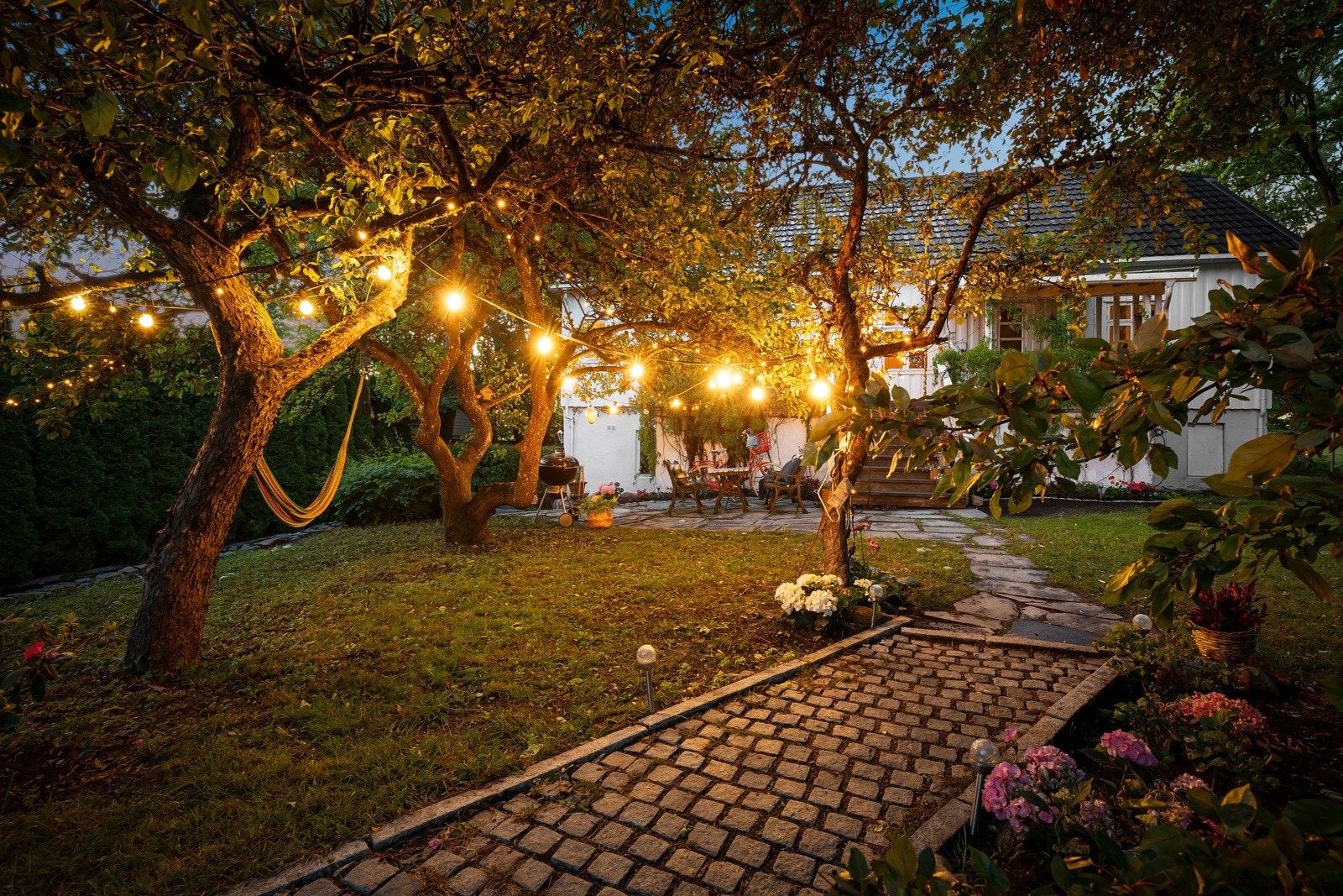 Tomten på 1007 kvm er frodig, samt pent opparbeidet med store plenarealer Galleribilde