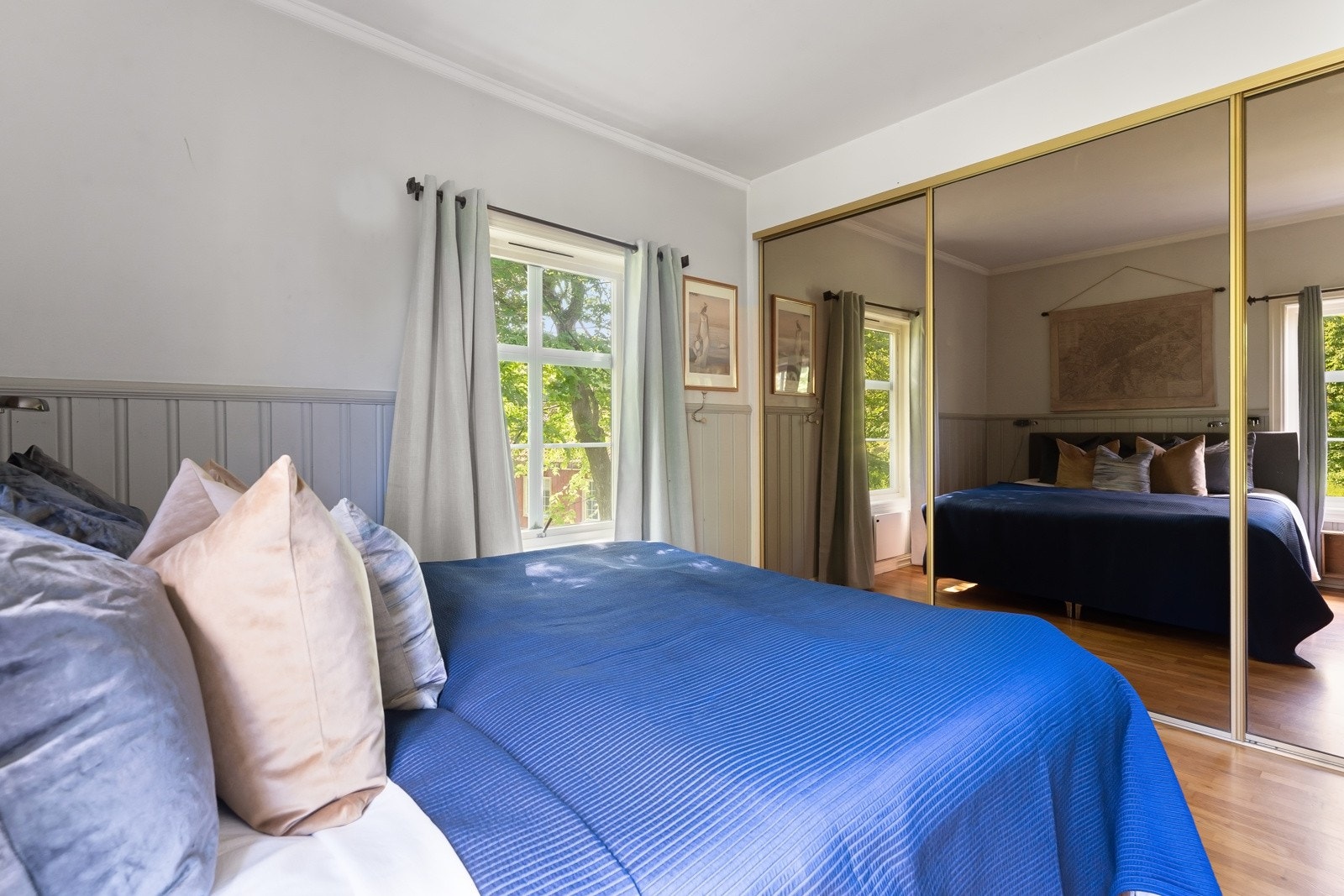 Stor skyvedørsgarderobe Galleribilde