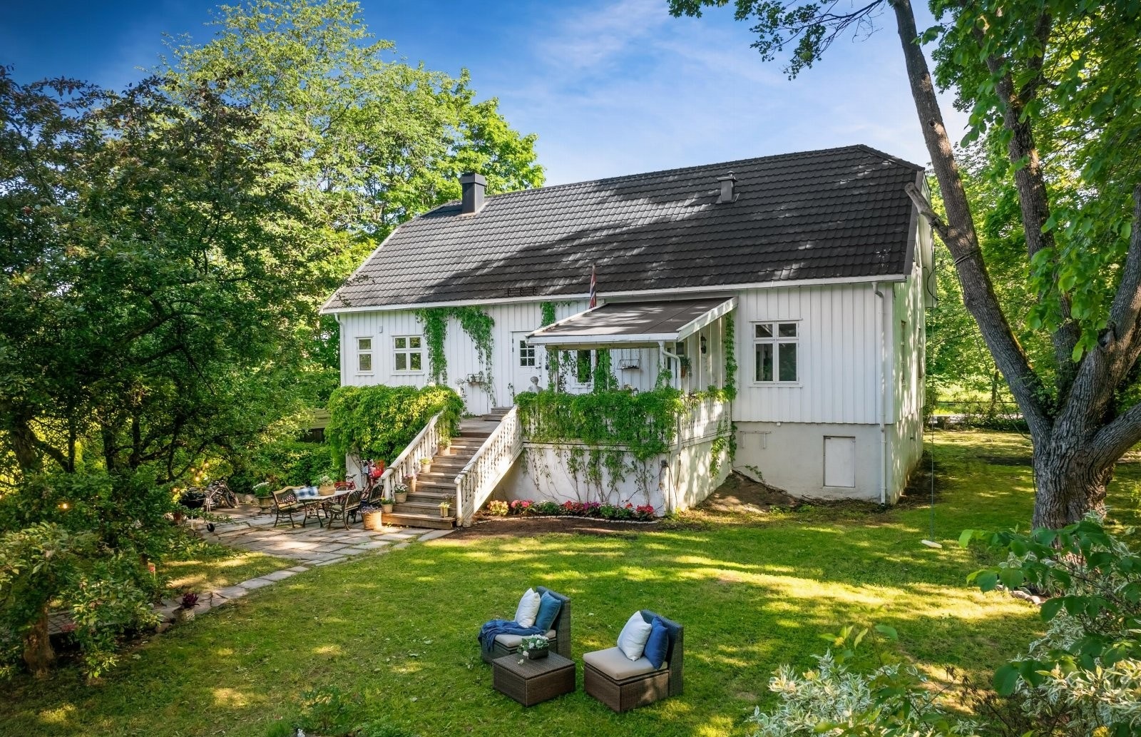 En perle av et hjem på en skjermet og frodig tomt Galleribilde