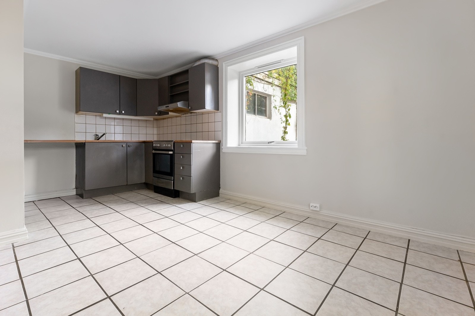 Kjøkkenet har en stor vindusflate og godt med naturlig lysinnslipp Galleribilde