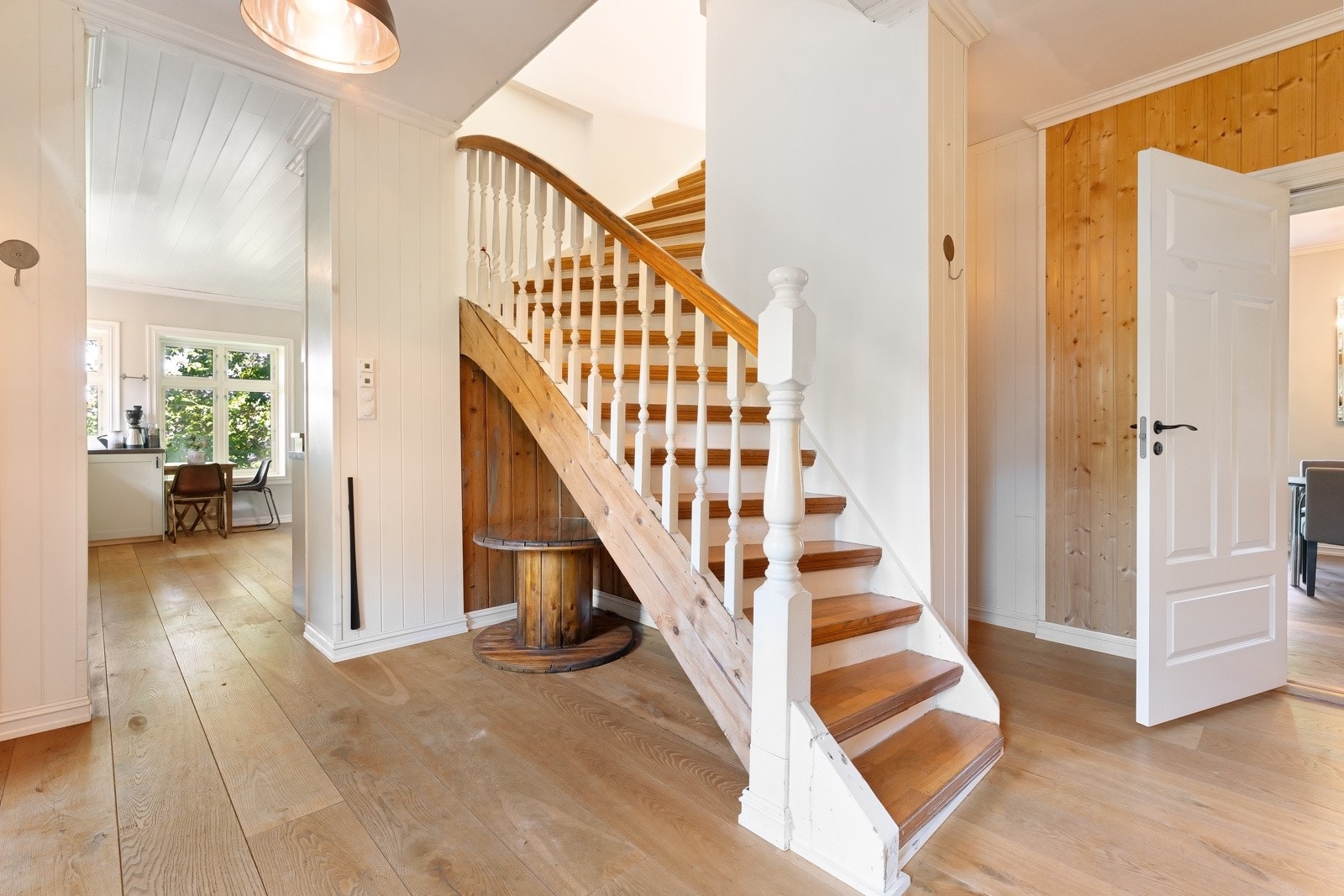 Det ble lagt enstavs eikeparkett på gulvet i 2017, og på samme tid ble rommet utstyrt med gulvvarme i form av varmefolie Galleribilde