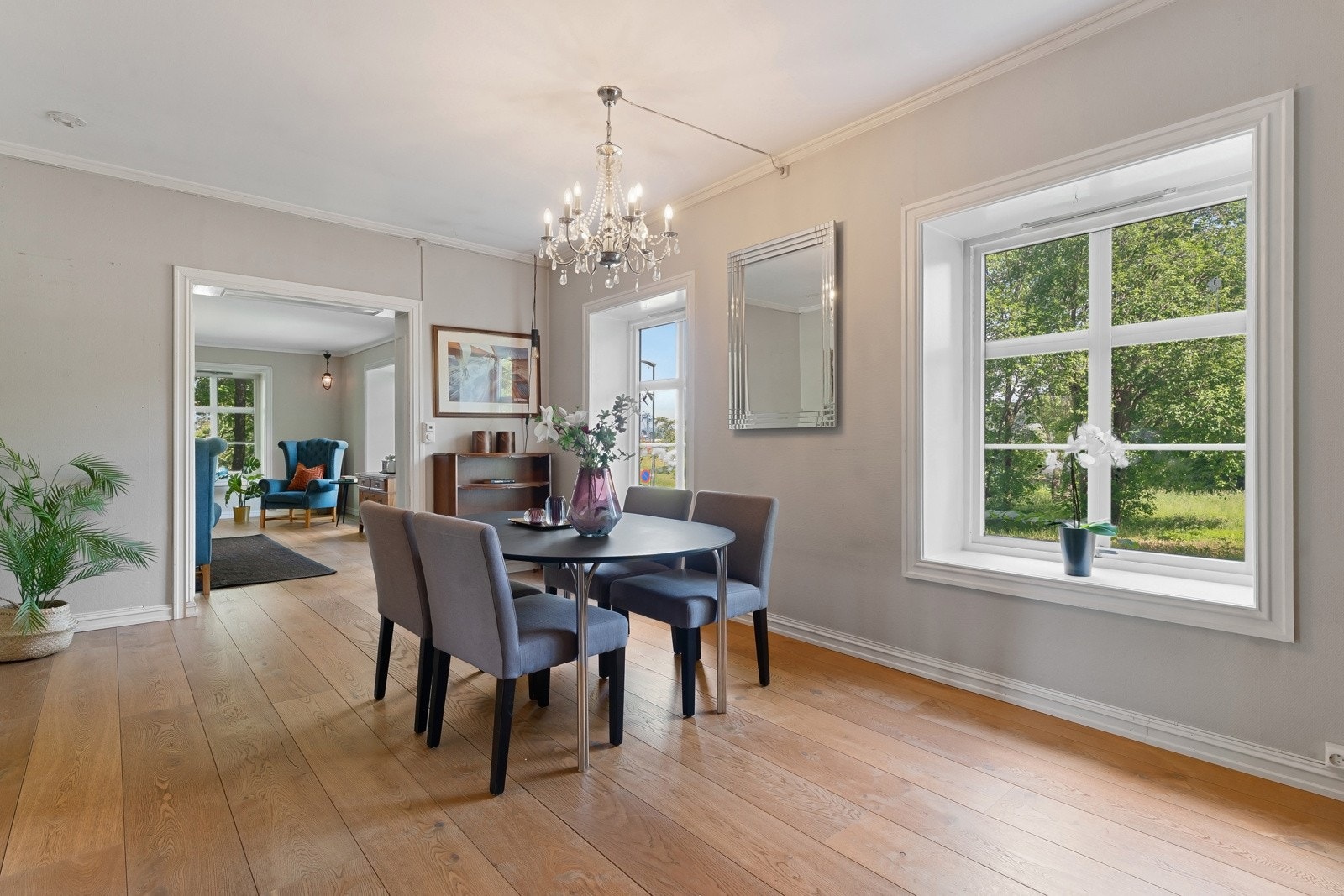 I første etasje er det to stilfulle og innbydende stuer Galleribilde