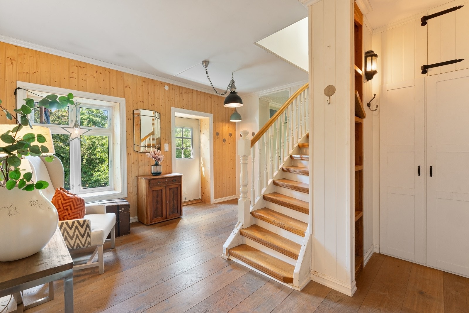 Vel inne er det en romslig, innbydende entré med lun atmosfære Galleribilde