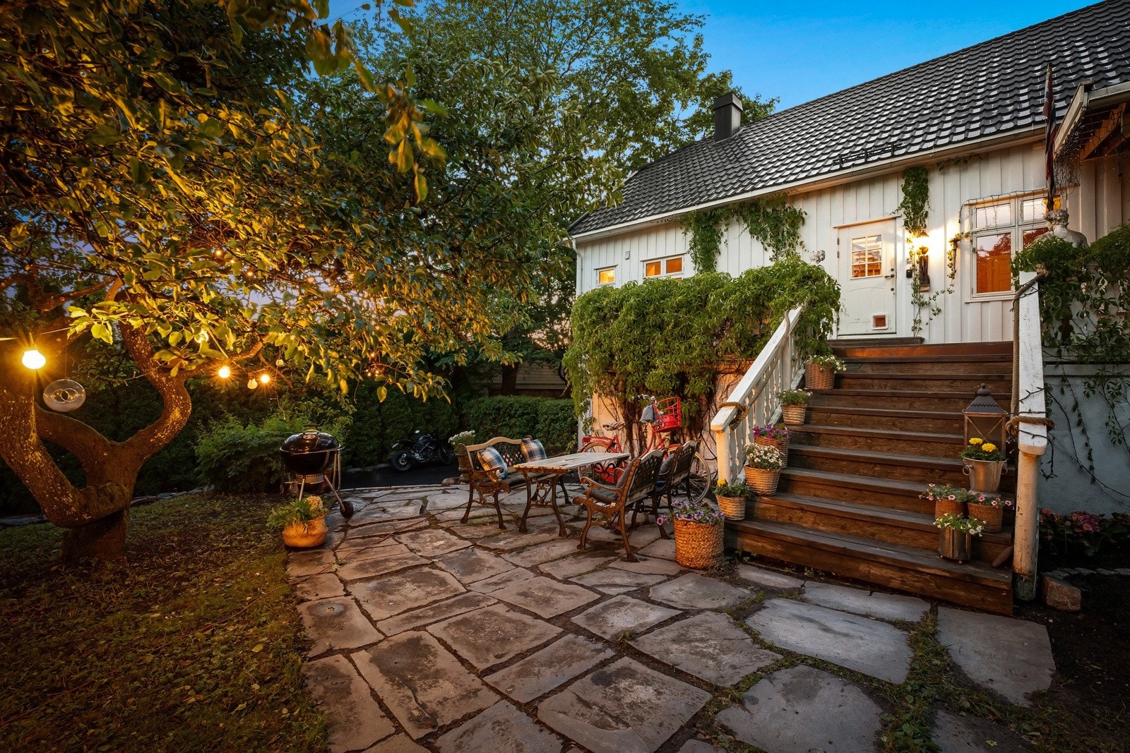 Stor trapp opp til terrassen som er på hele 30 kvm. Galleribilde