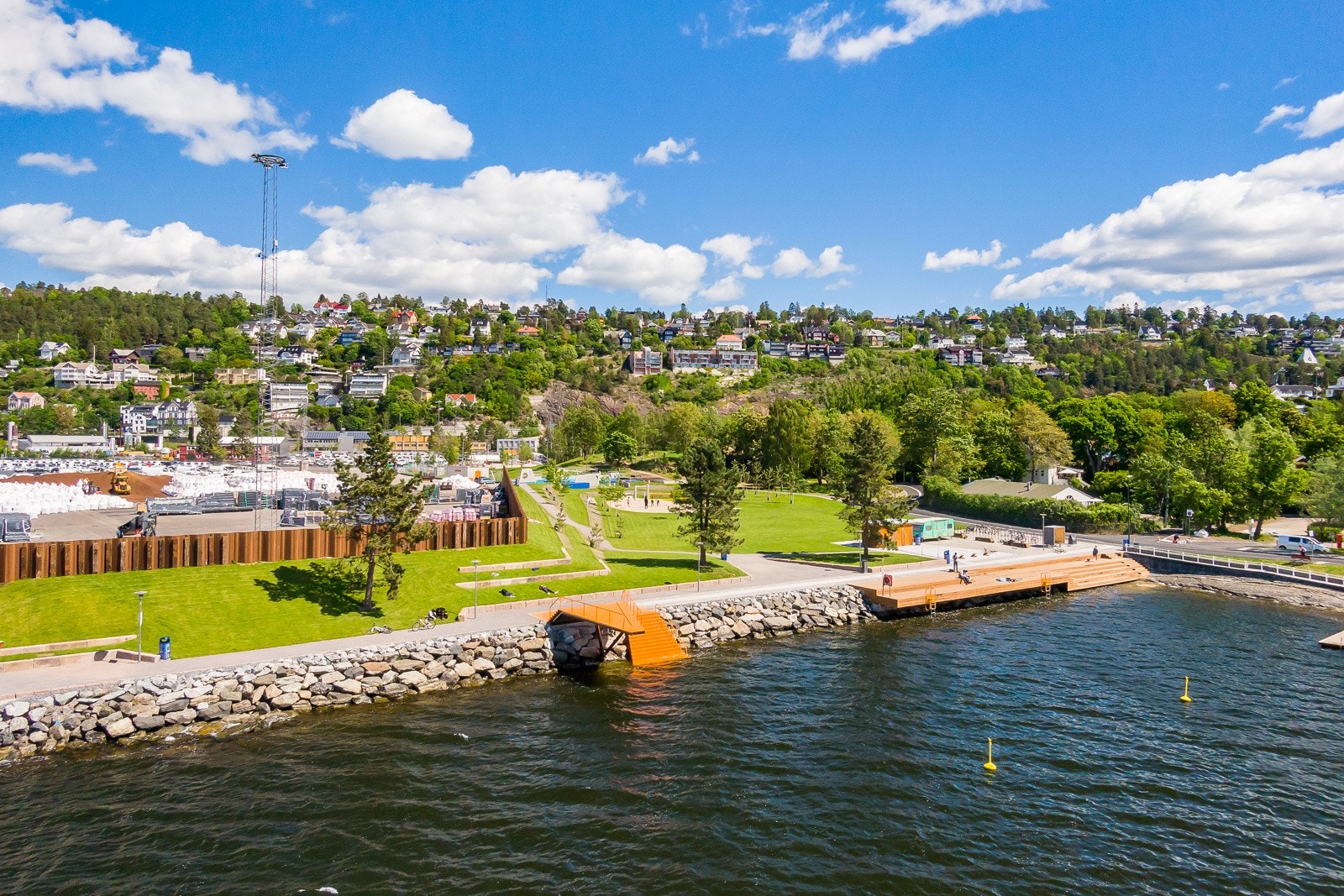 Bekkelagsbadet består av badebrygge, stupetårn og et større grøntområde Galleribilde