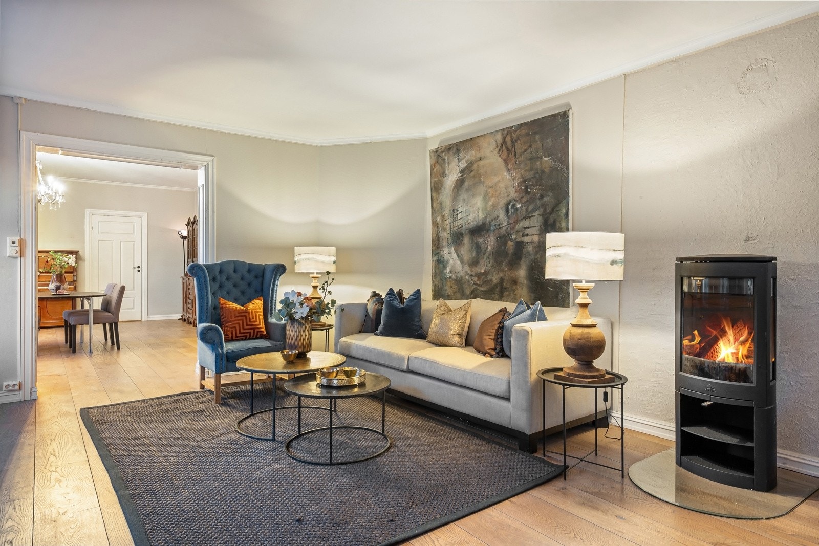 For ekstra varme og hygge fyres det opp i en moderne peisovn Galleribilde