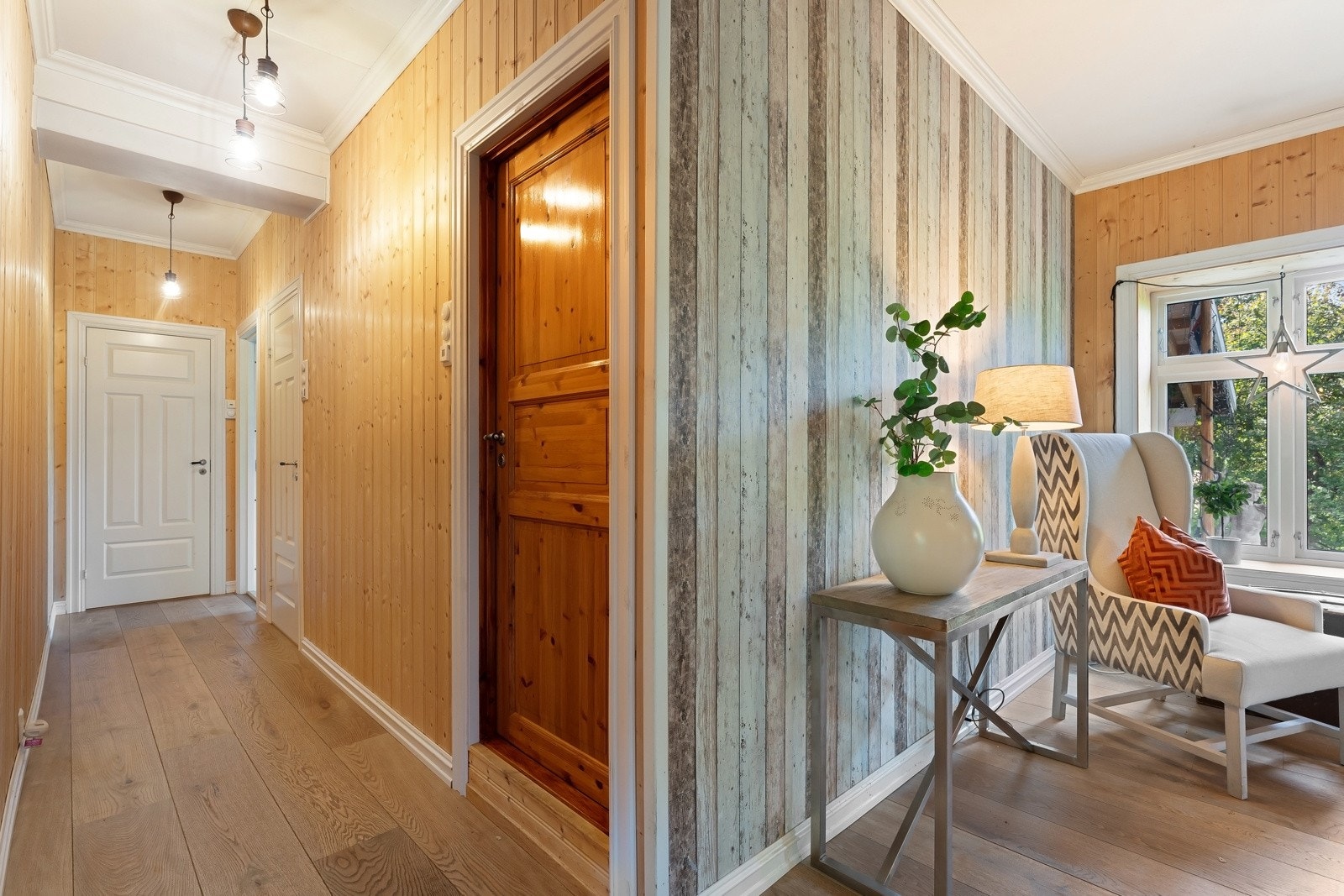 Gang med adkosmt til bad, wc, vaskerom og soverom Galleribilde