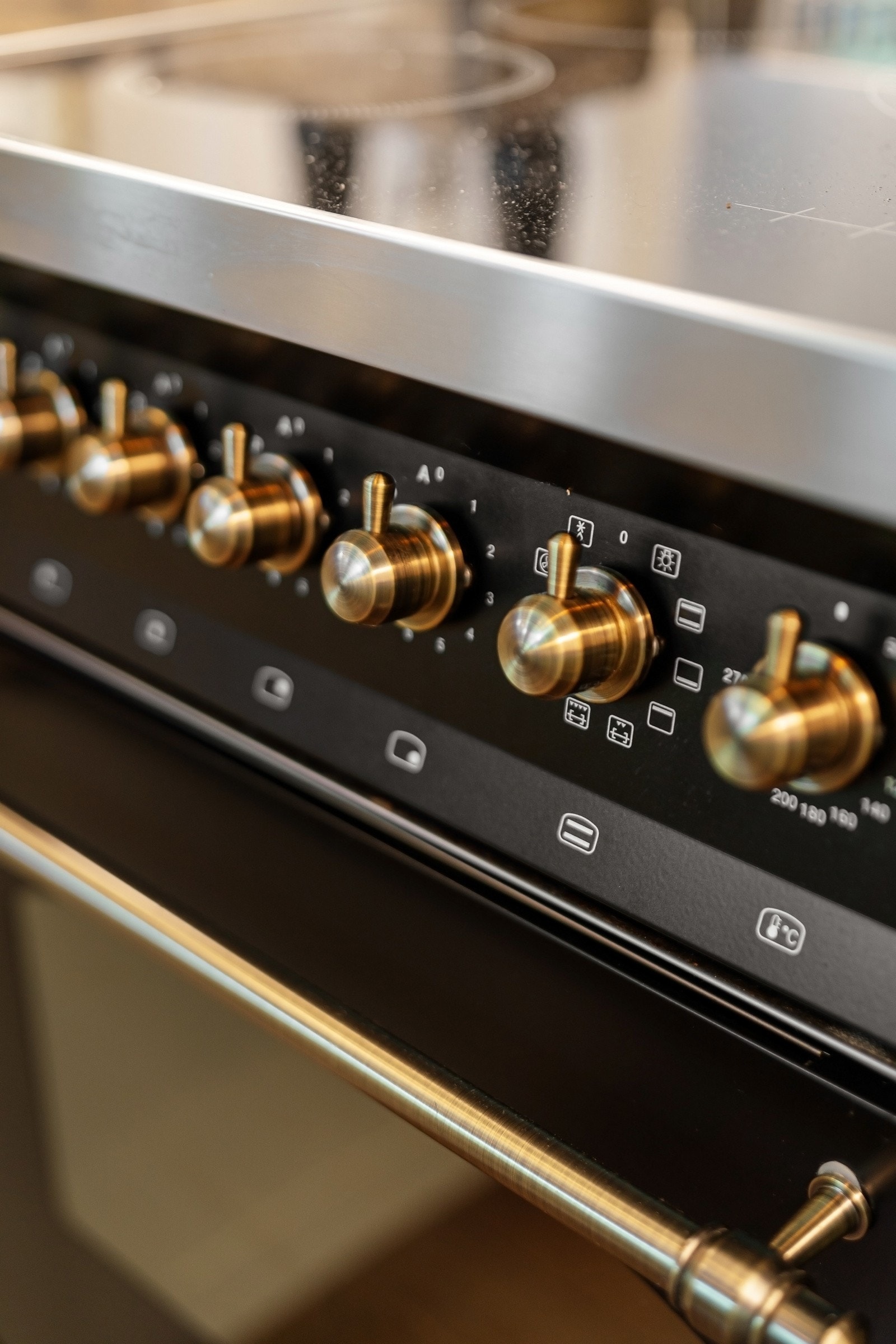 Videre er kjøkkenet utstyrt med integrerte hvitevarer som oppvaskmaskin, kjøleskap, fryseskap og en bred, sjarmerende komfyr Galleribilde