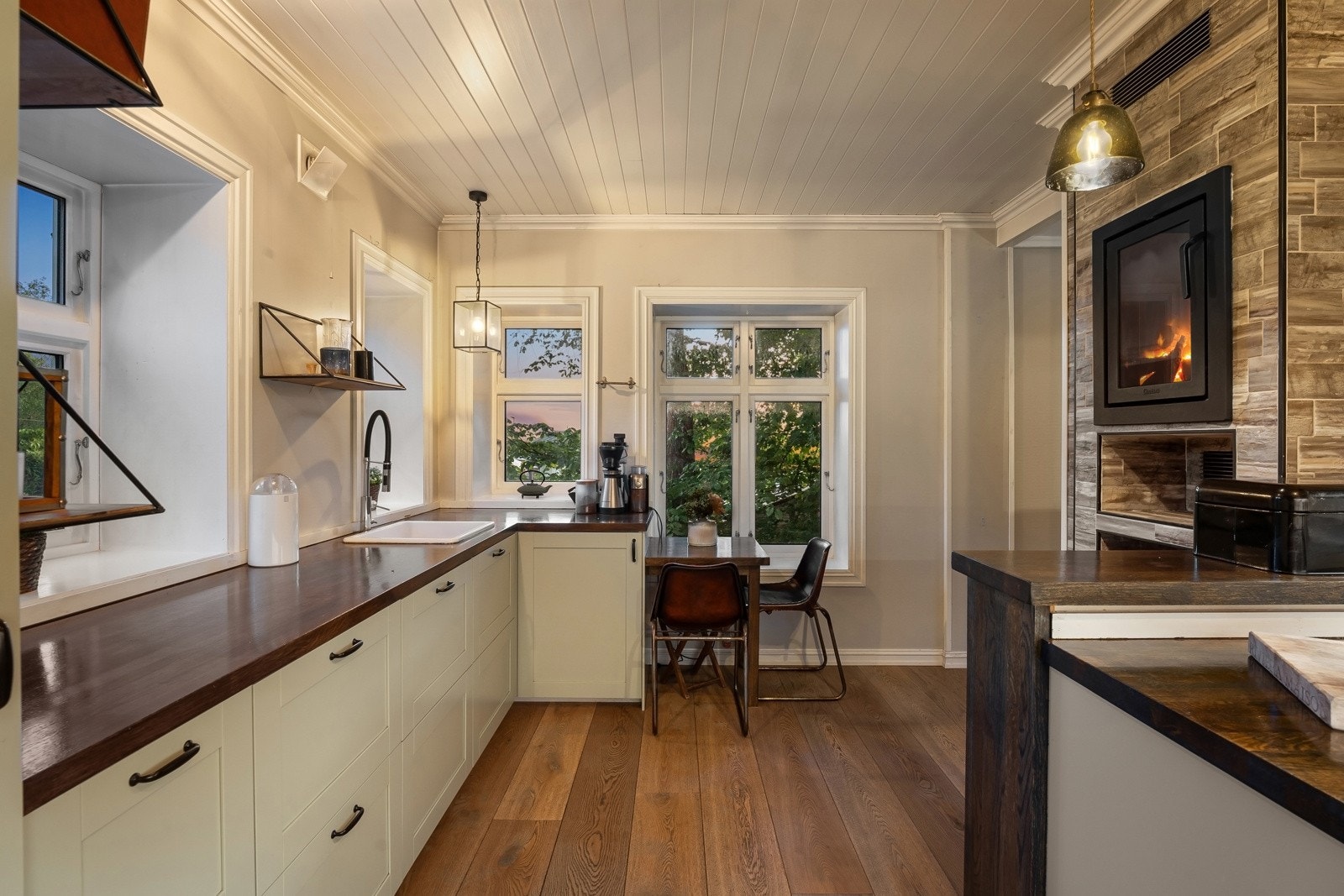 Det er 2 oppvaskmaskiner på kjøkkenet og helt kjøl- og helt fryseskap Galleribilde