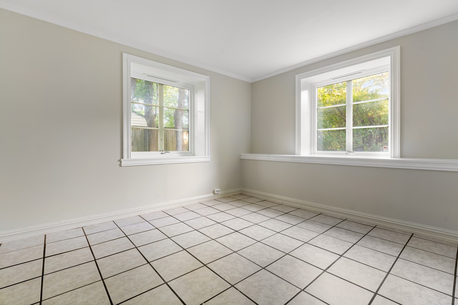 Her har du god plass til en stor sofaløsning og øvrige møbler Galleribilde