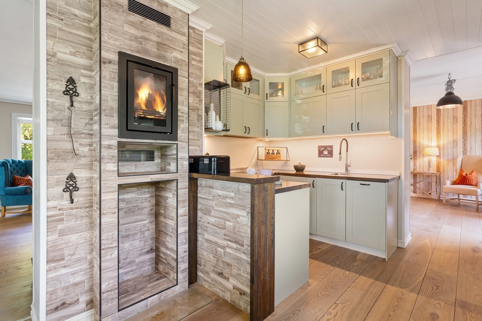 Lun stemning skapes med fyr i peisen Galleribilde