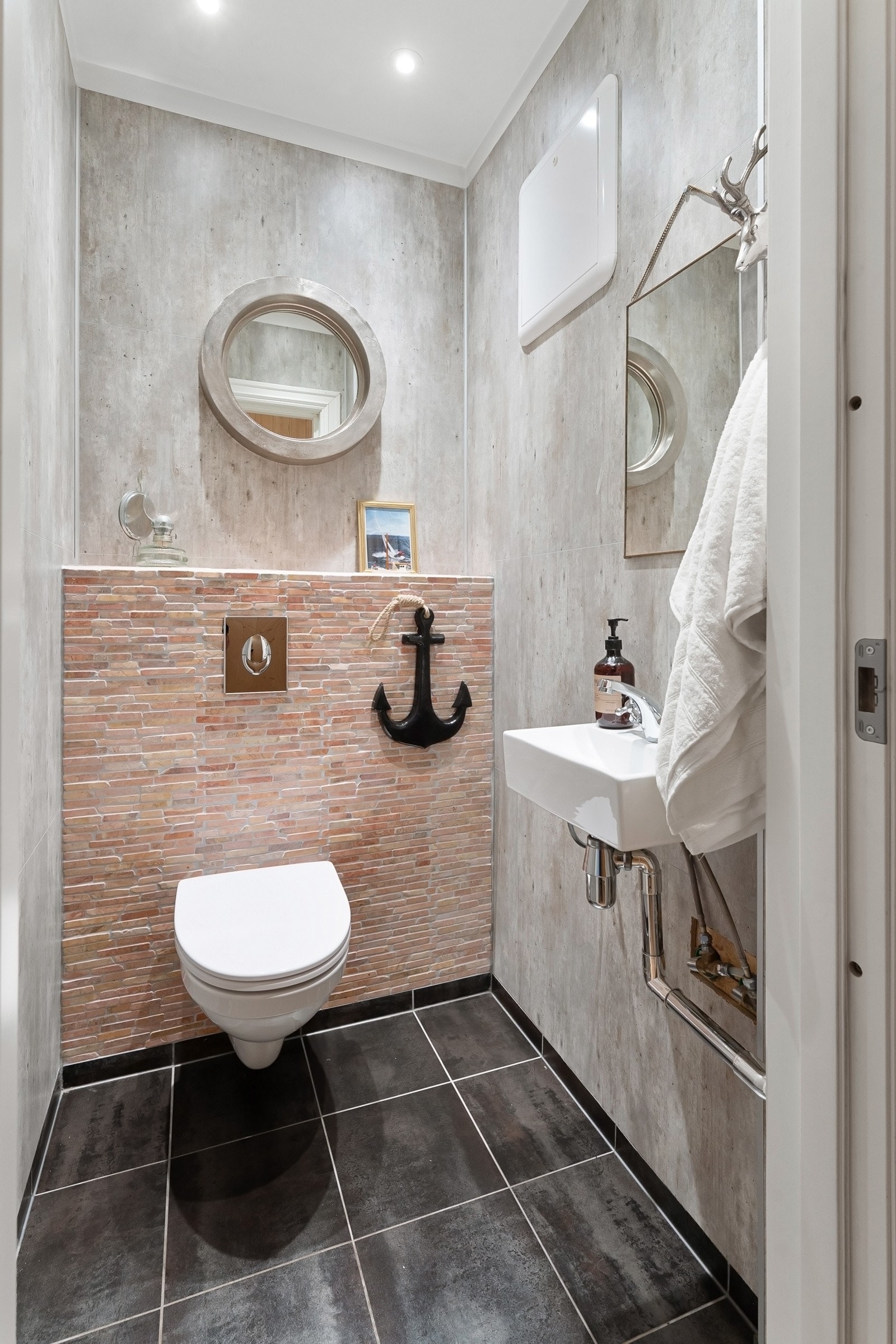 Vegg-i-vegg med badet i første etasje er det et pent, separat wc-rom som ble pusset opp på samme tid som badet Galleribilde