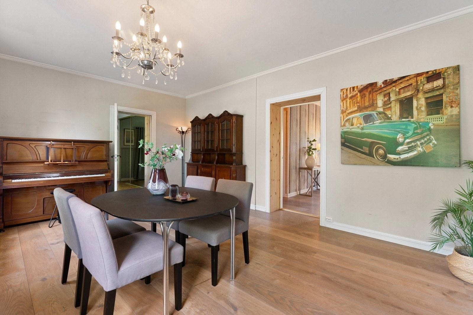 I 2017 ble det lagt gjennomgående, enstavs eikeparkett og varmefolie på gulvet Galleribilde