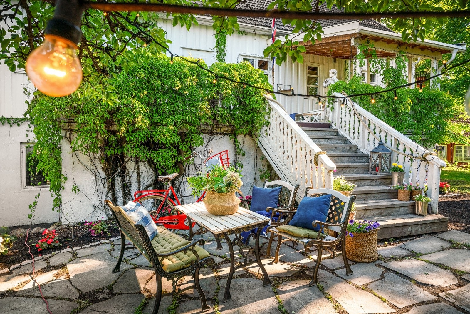 Hellelagte områder og vakre prydbusker Galleribilde