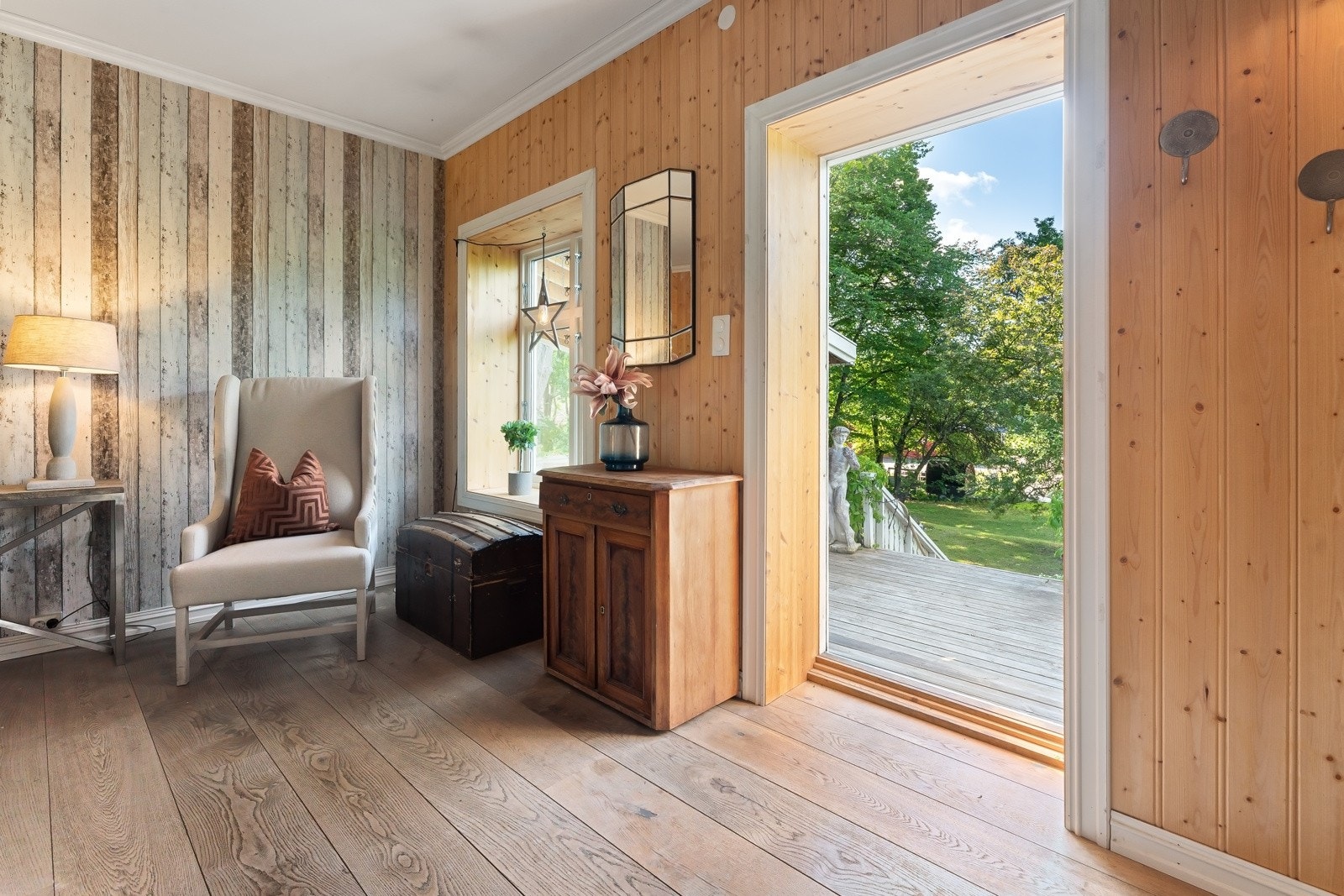 Eneboligen har et pent inngangsparti med adkomst via den store, sydvestvendte terrassen Galleribilde