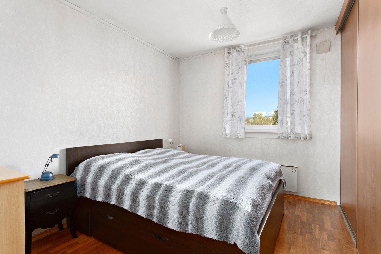 Hovedsoverommet er av god størrelse med god plass til dobbeltseng med tilhørende nattbord Galleribilde